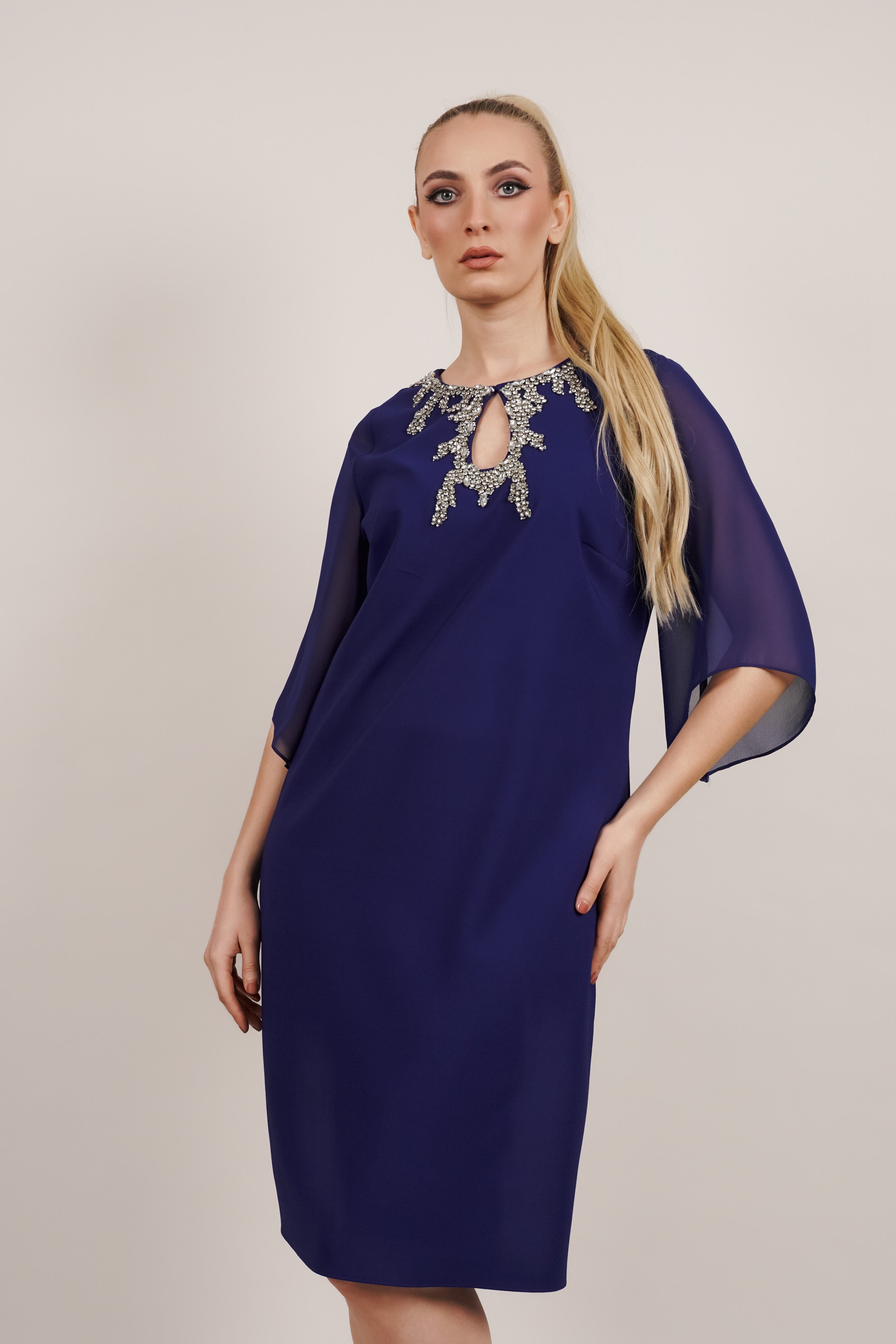 Aurora haljina – kraljevsko plava elegancija s cirkonima