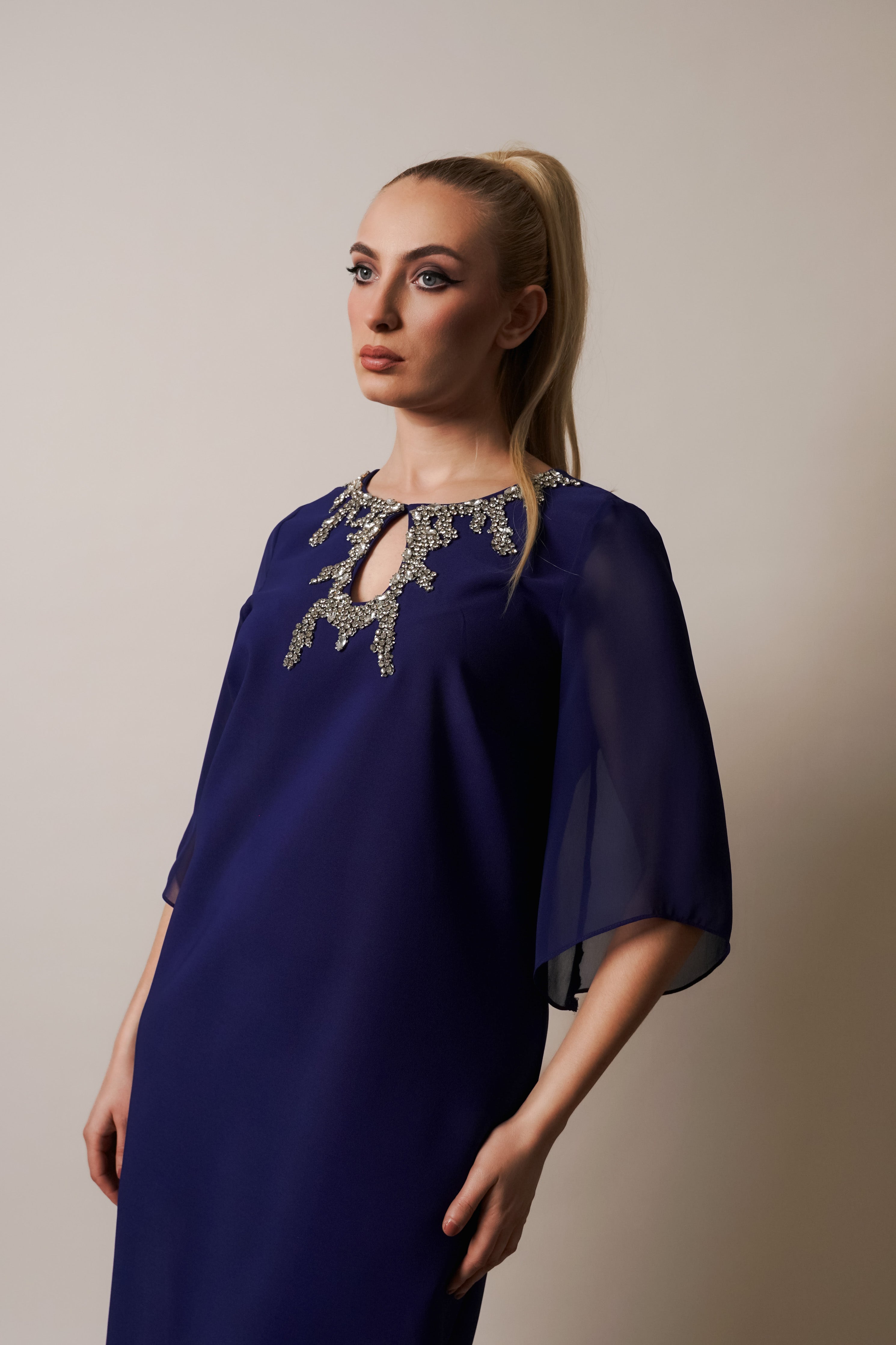 Aurora haljina – kraljevsko plava elegancija s cirkonima
