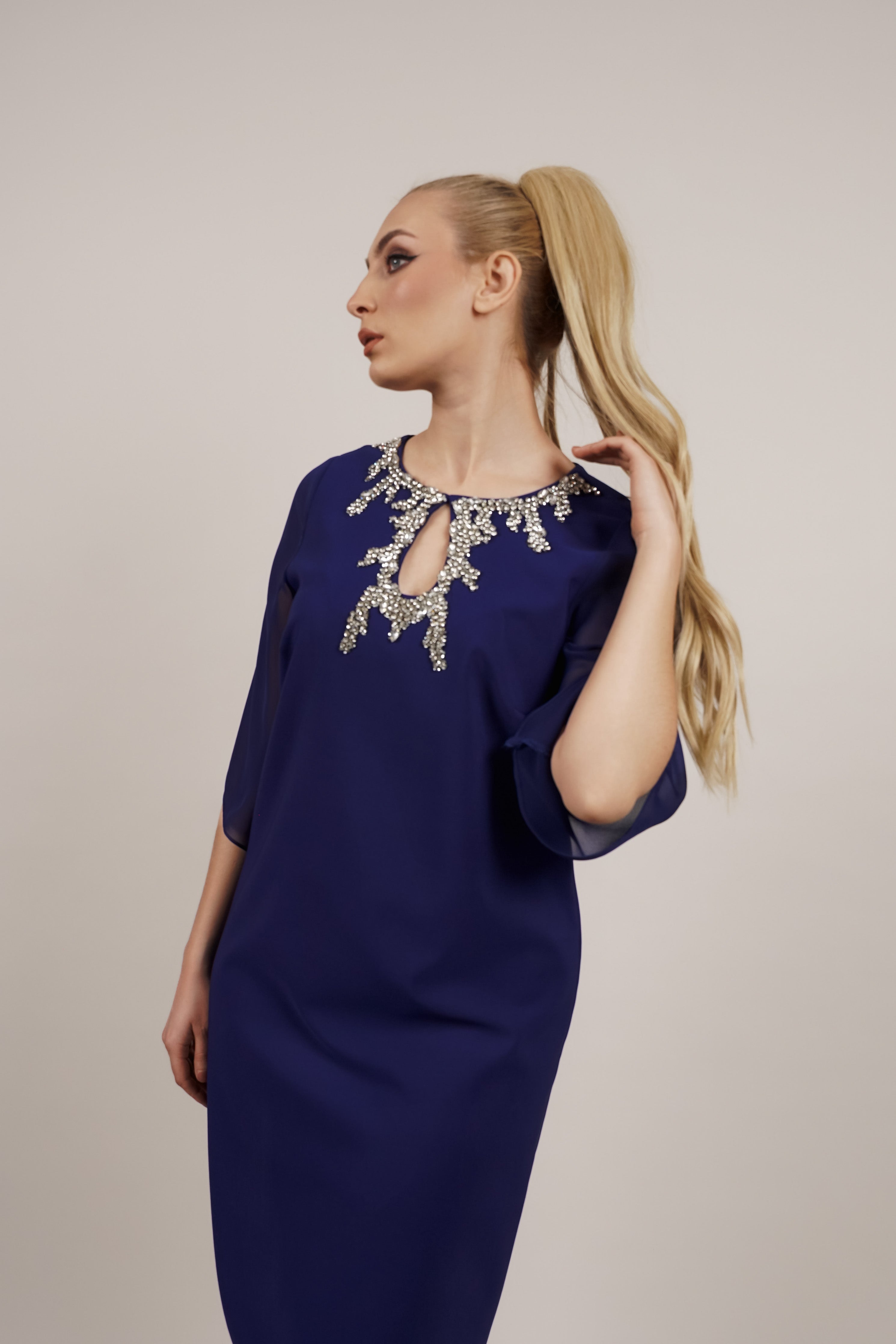 Aurora haljina – kraljevsko plava elegancija s cirkonima