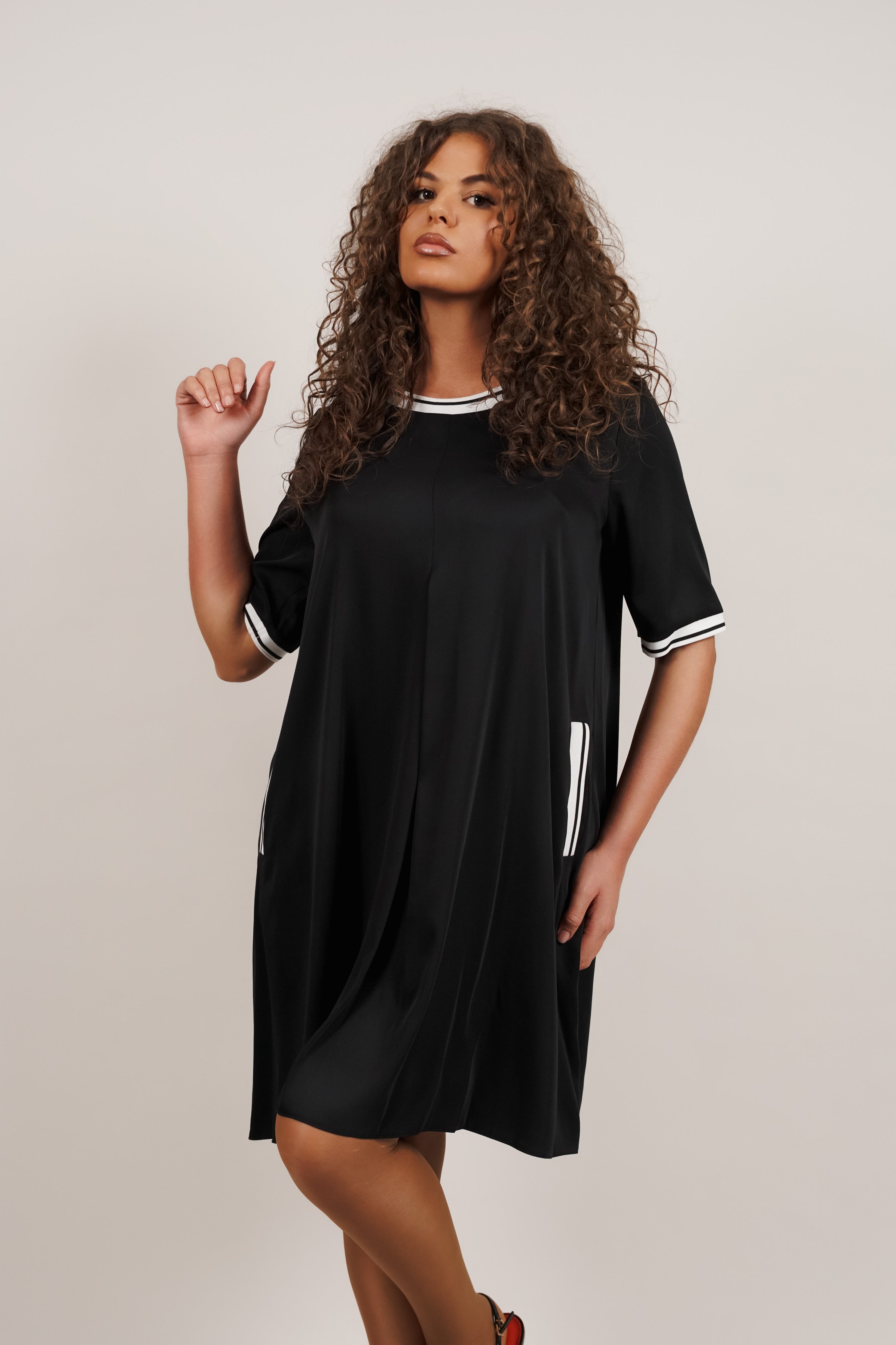 Monaco – crna haljina s bijelim obrubom