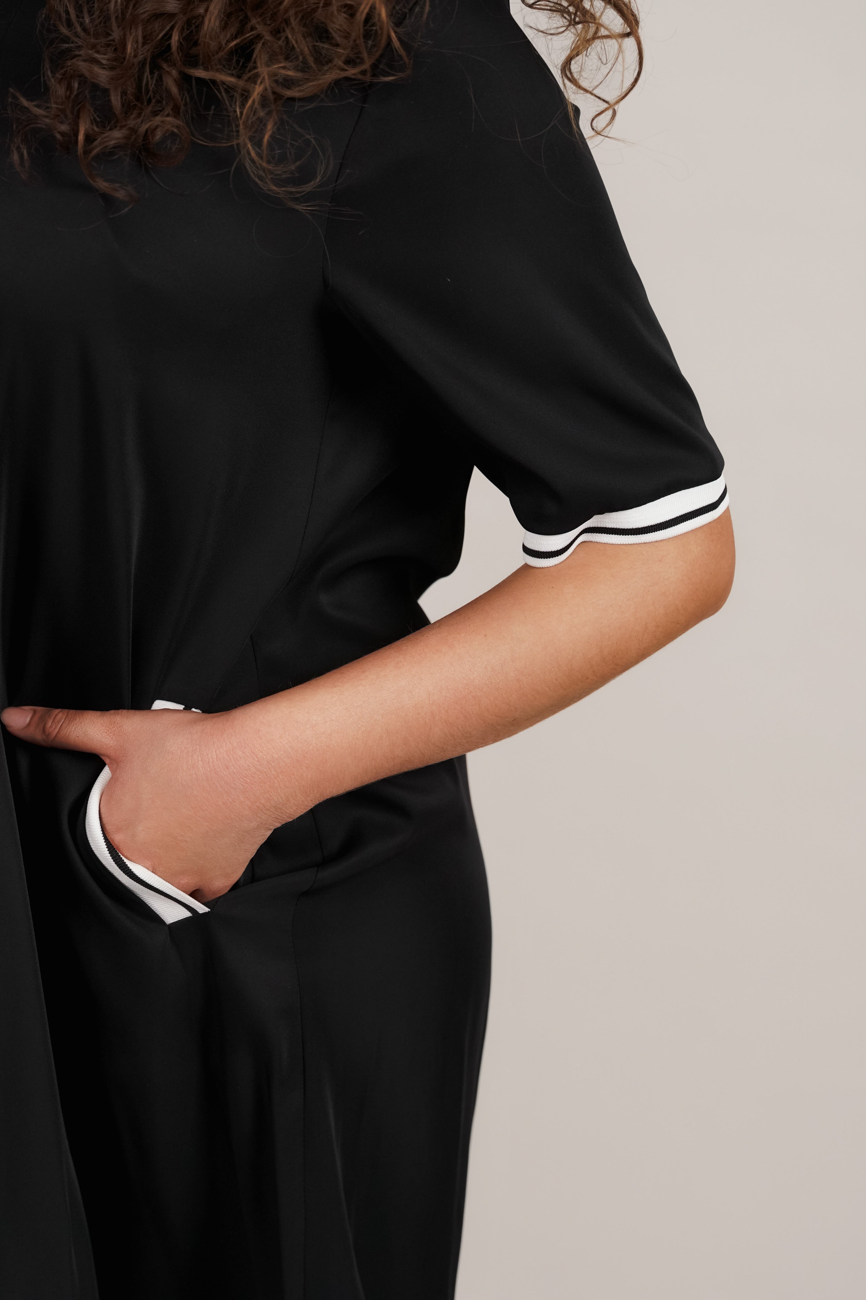 Monaco – crna haljina s bijelim obrubom