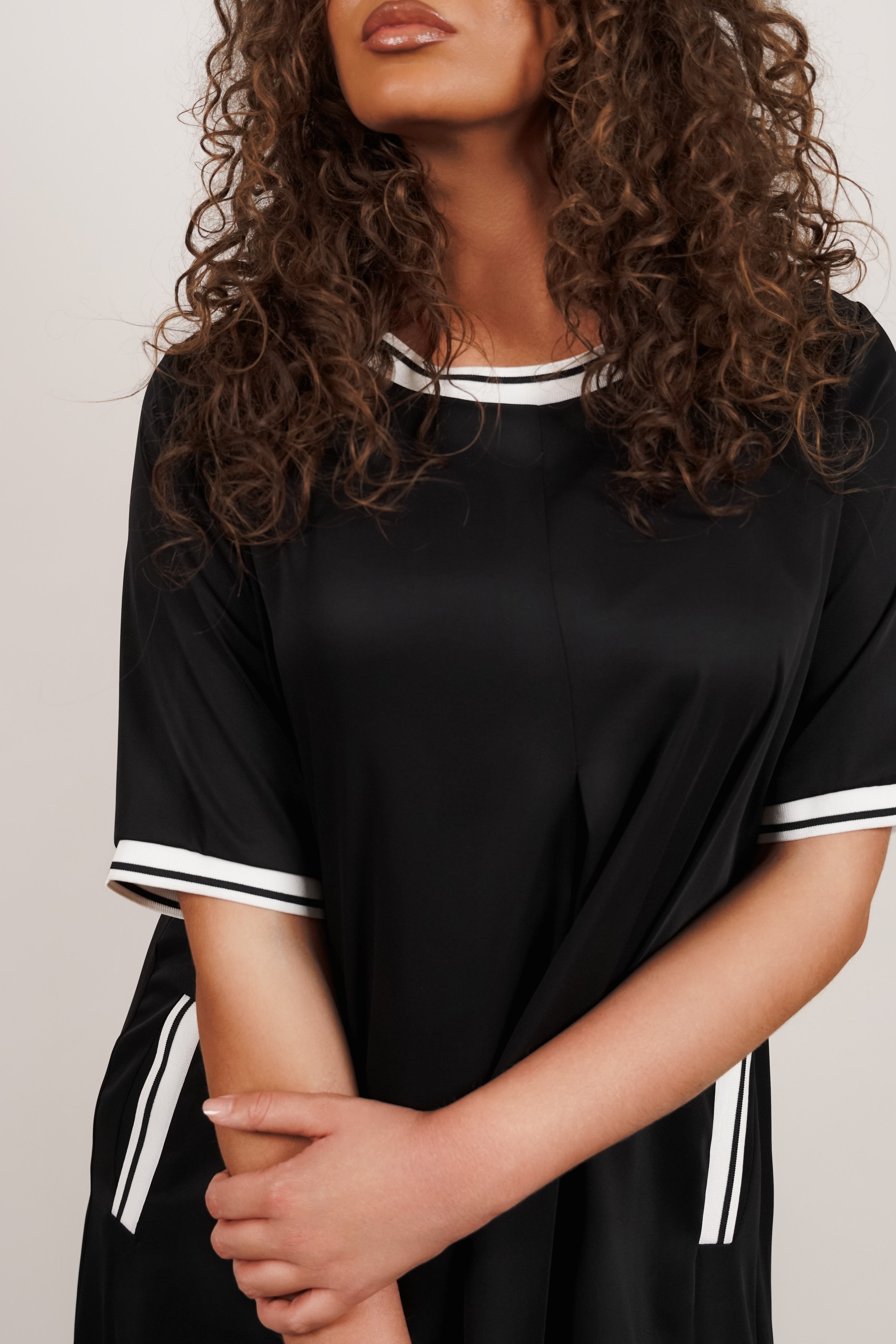 Monaco – crna haljina s bijelim obrubom