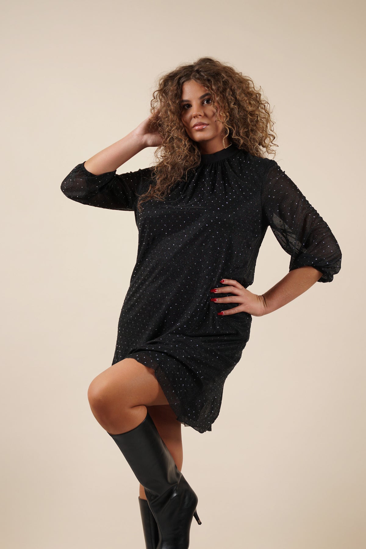 Crna haljina sa suptilnim cirkonima