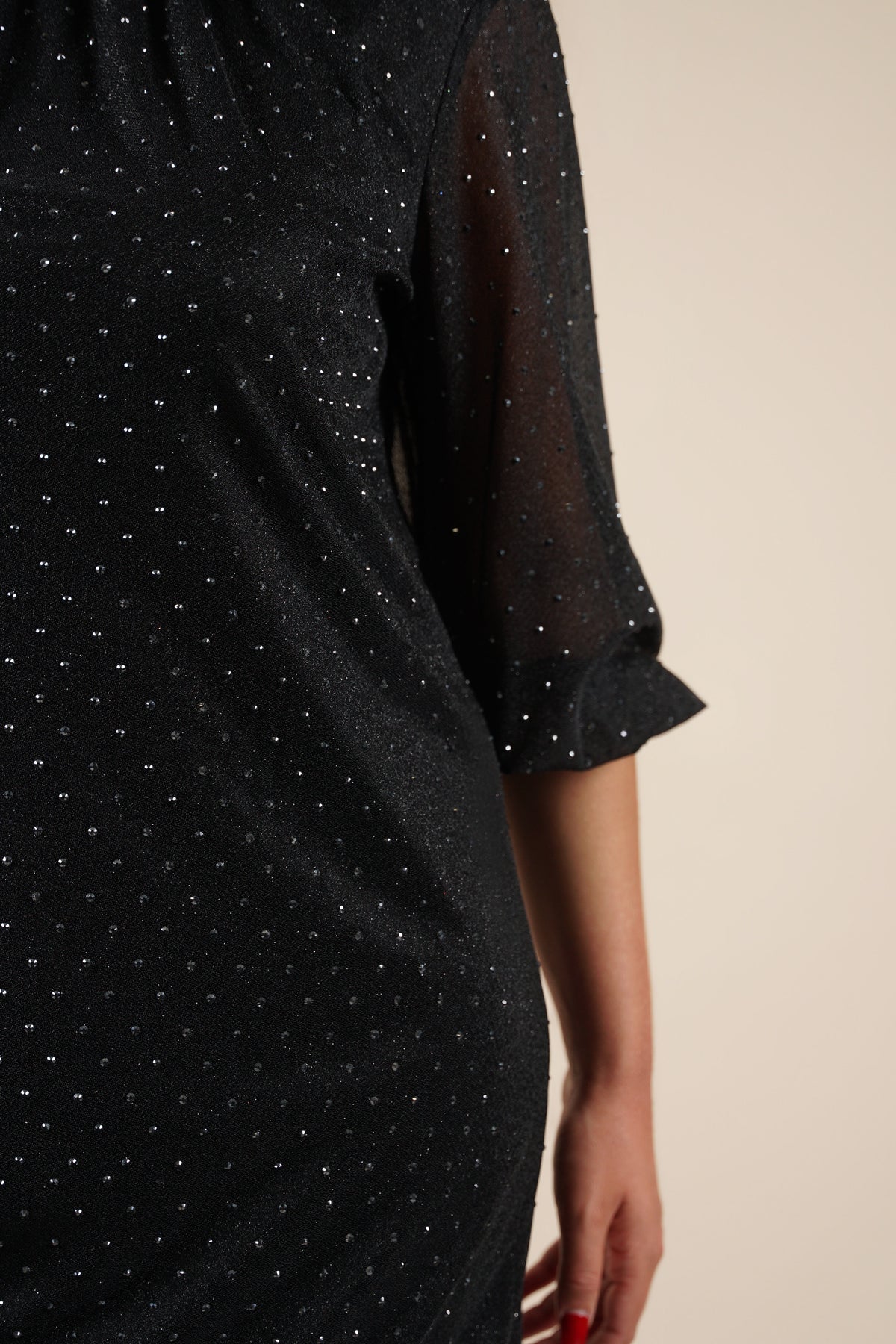 Crna haljina sa suptilnim cirkonima