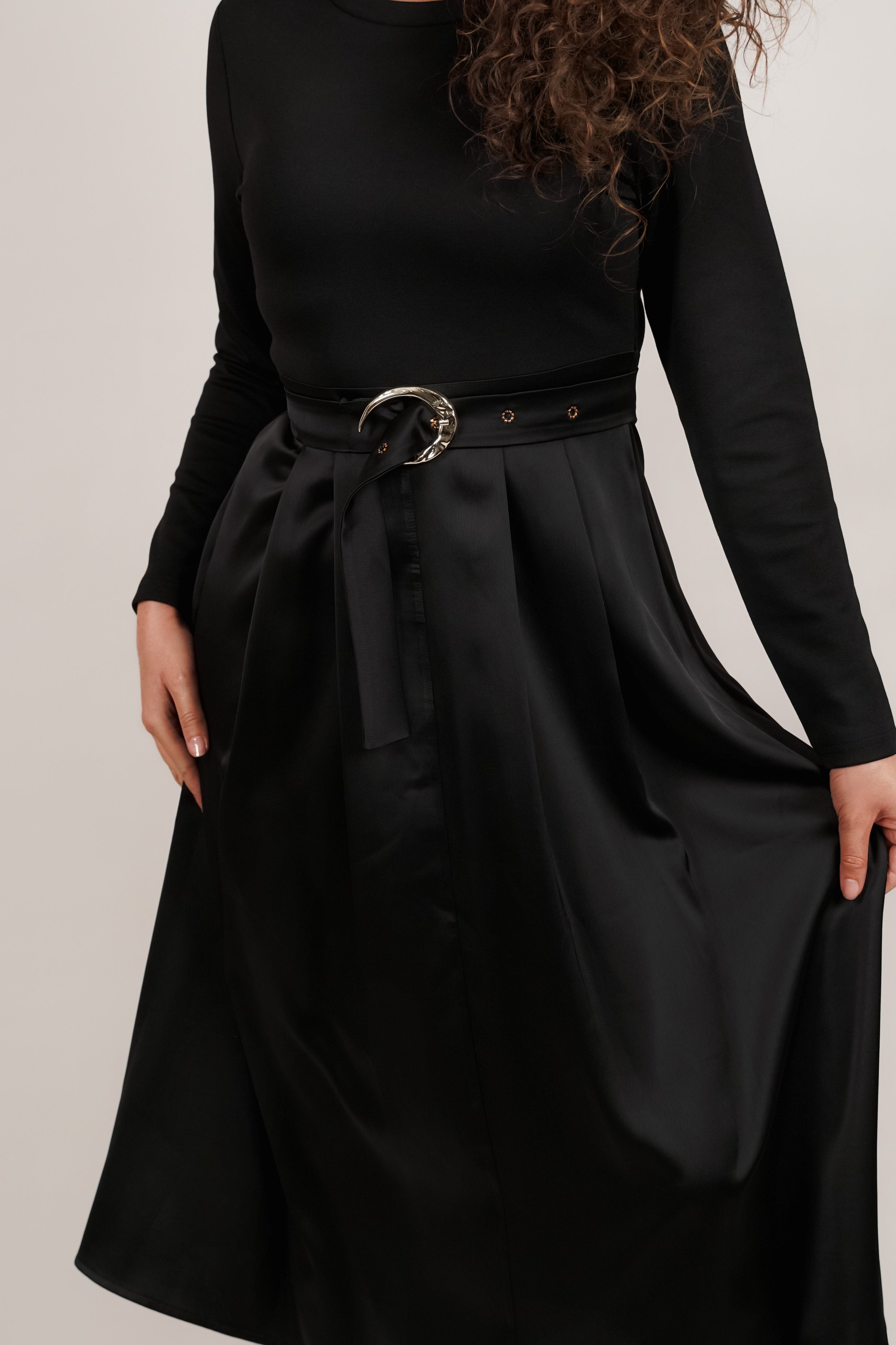 Nella – crna midi haljina s pojasom