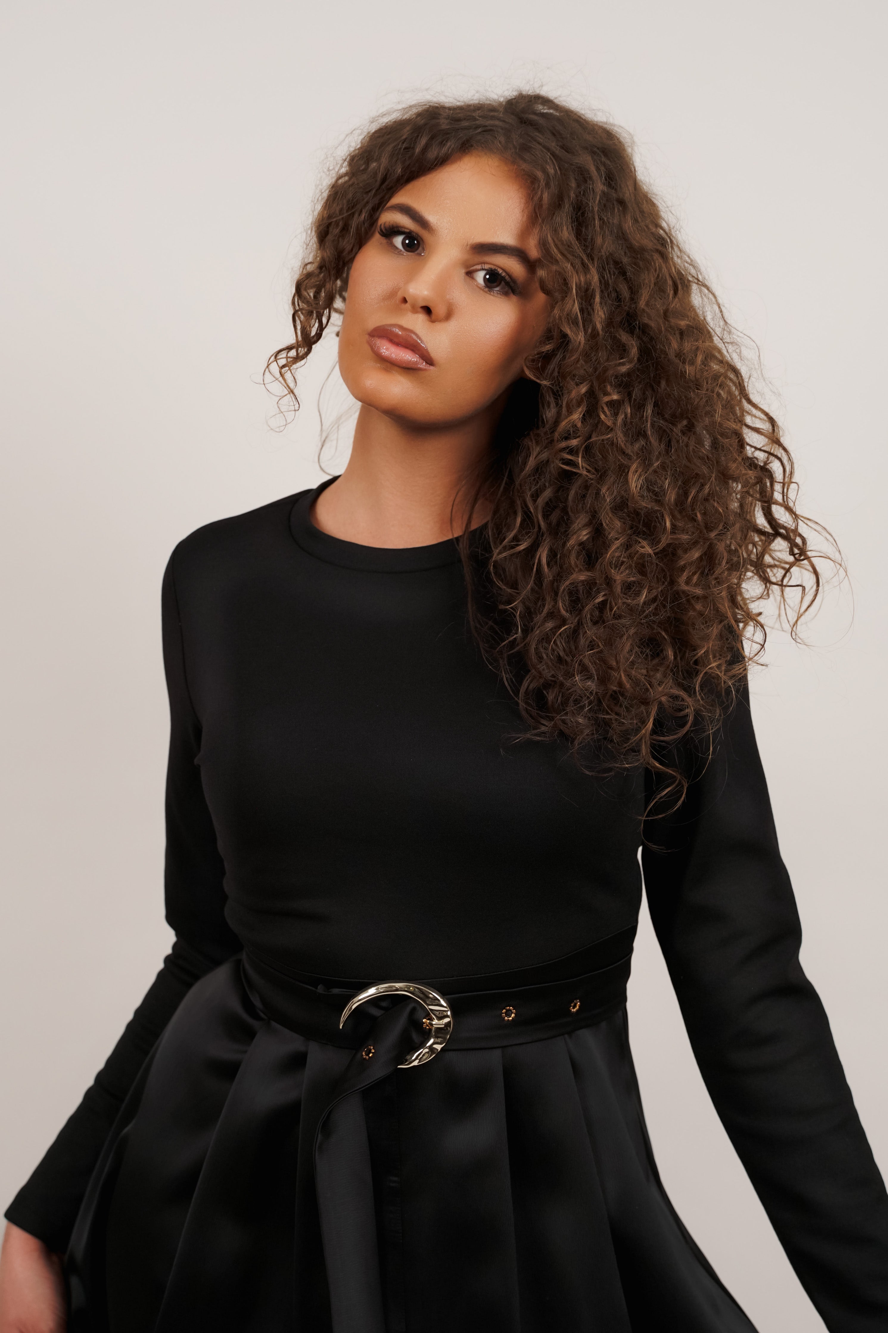 Nella – crna midi haljina s pojasom