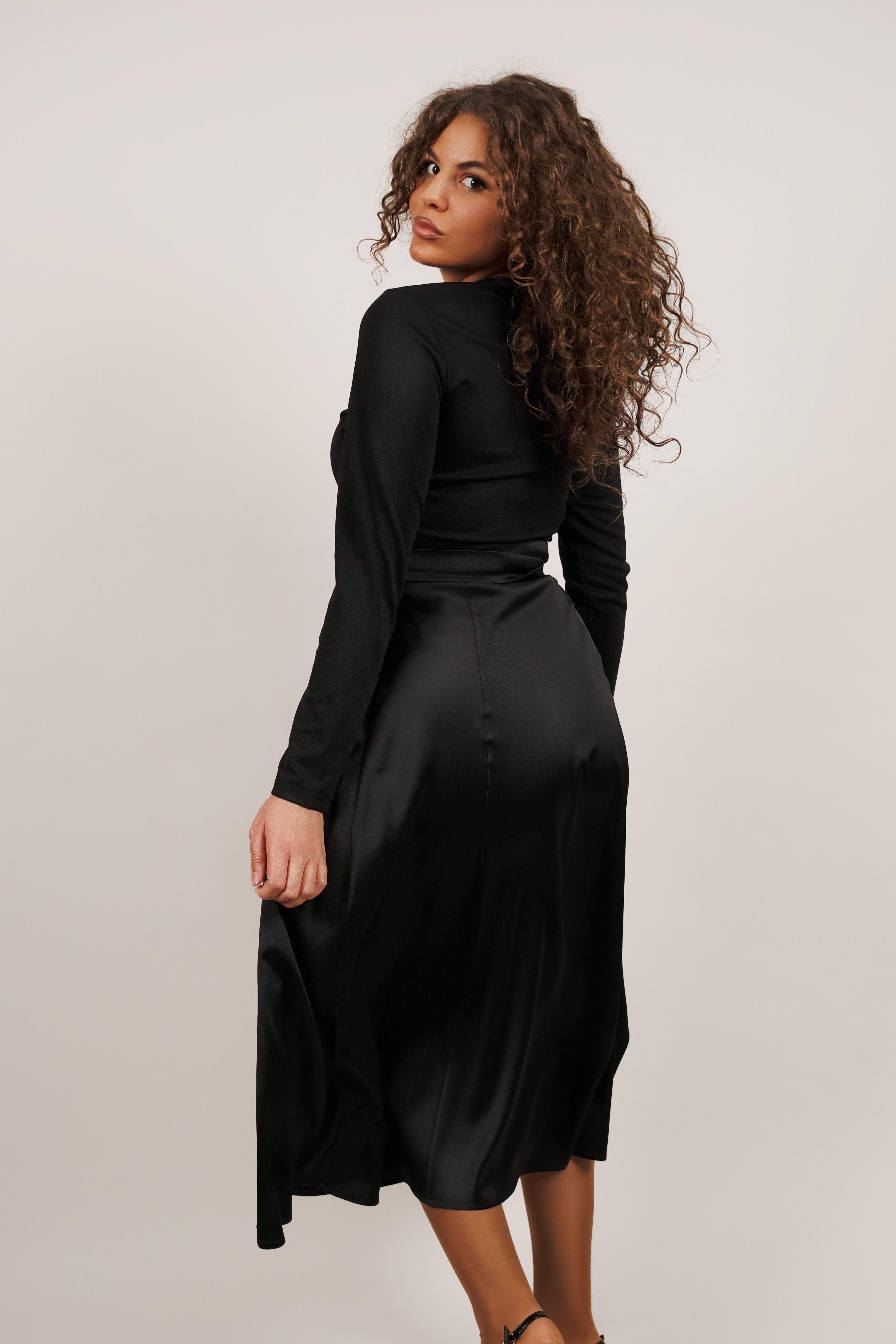 Nella – crna midi haljina s pojasom