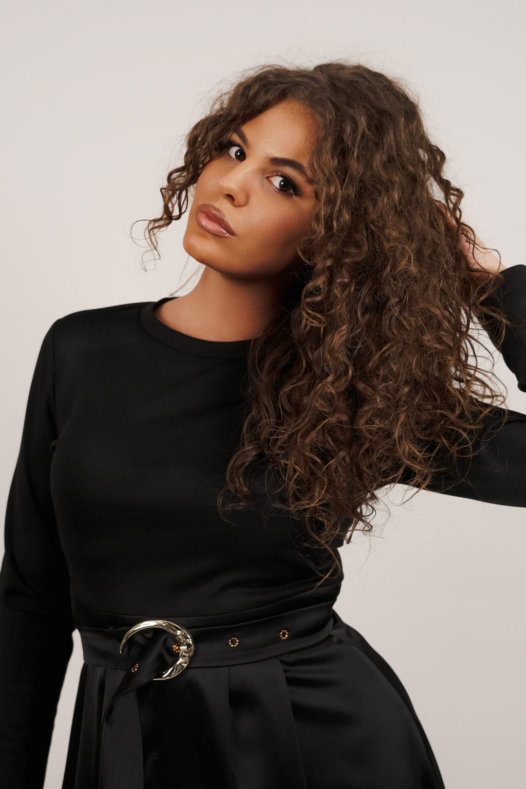 Nella – crna midi haljina s pojasom