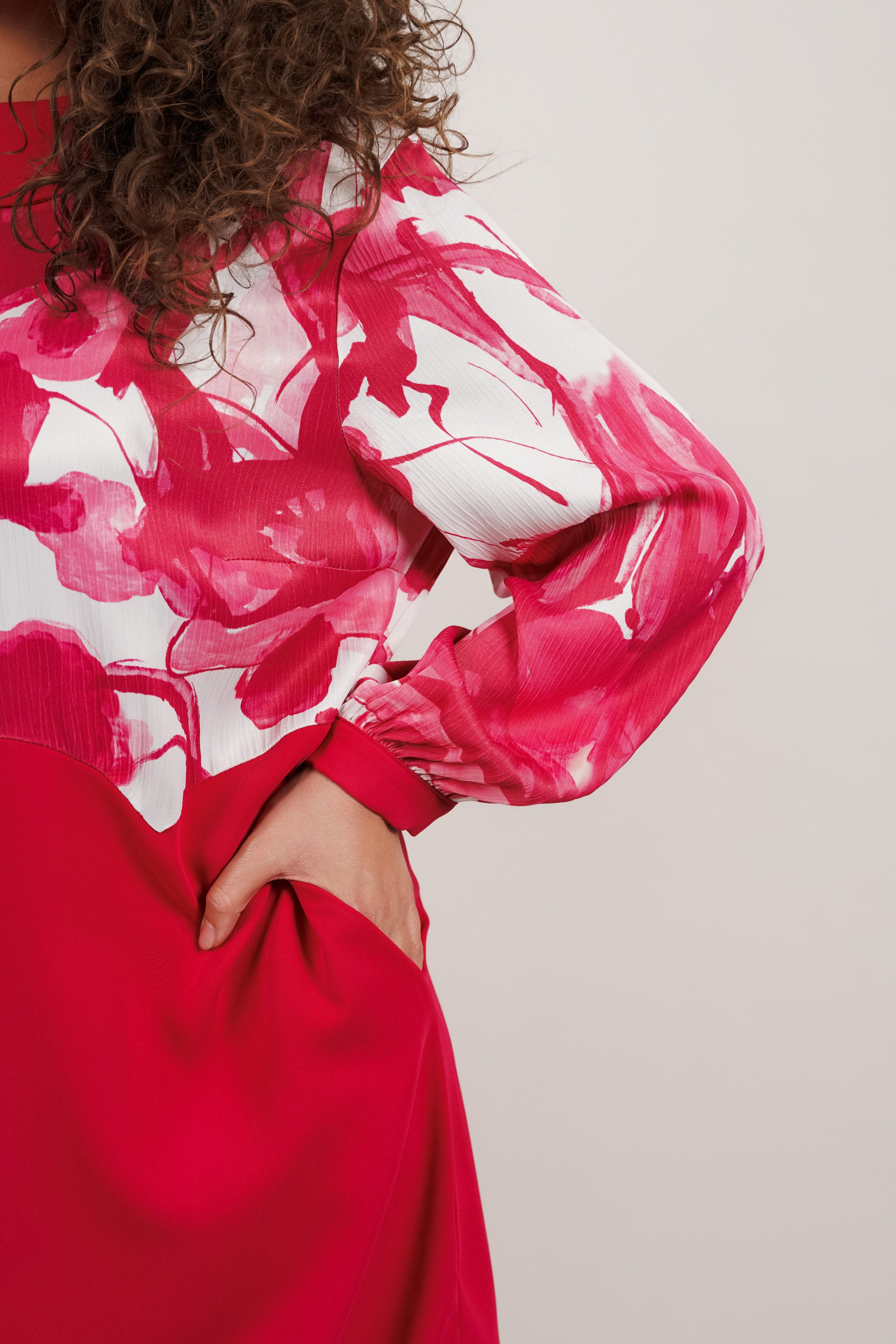 Flora Red – efektna haljina sa print detaljima