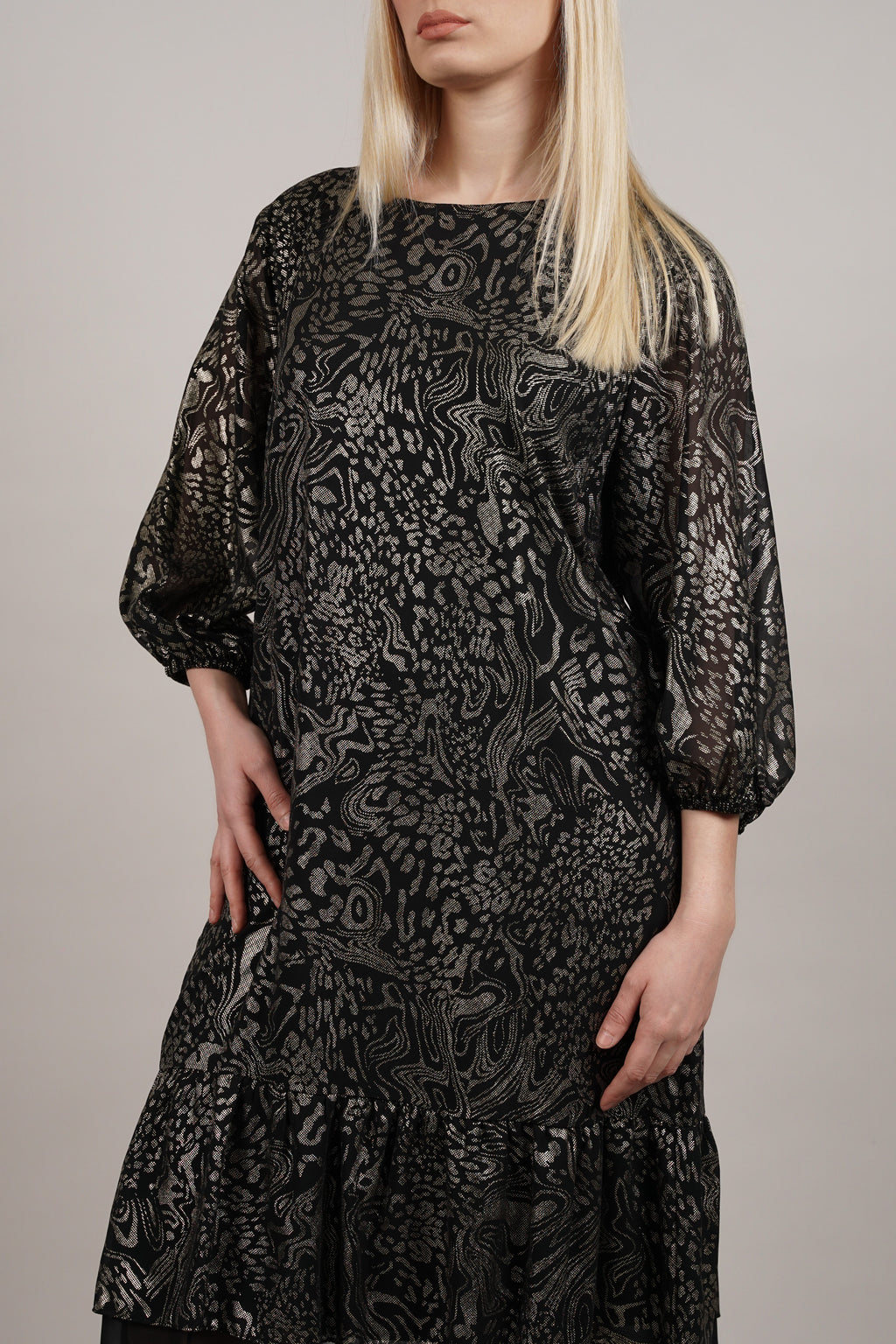 Elara haljina – elegantni print s romantičnim uklonjivim detaljem