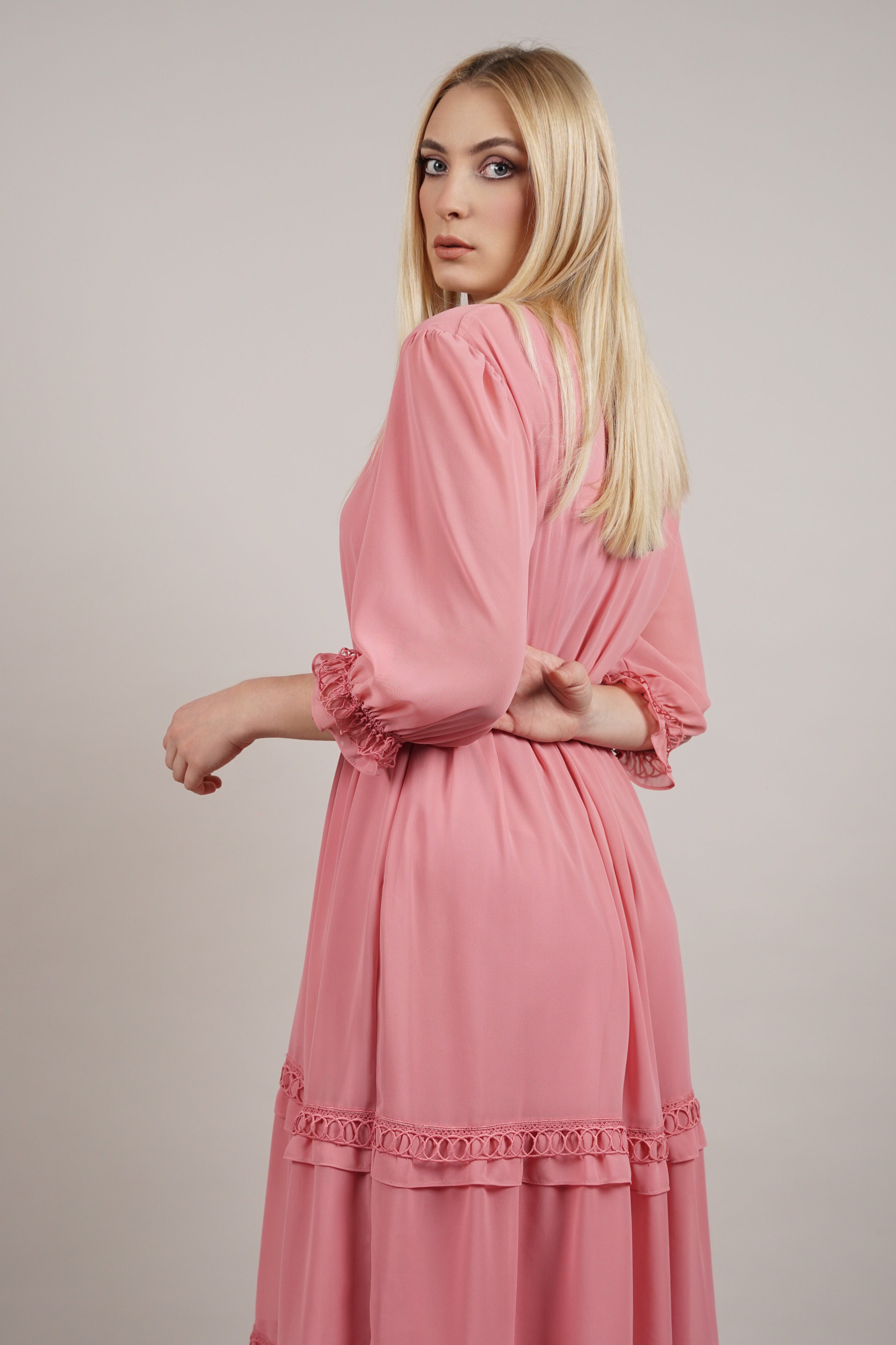 Valeria - romantična haljina u puderasto roze nijansi