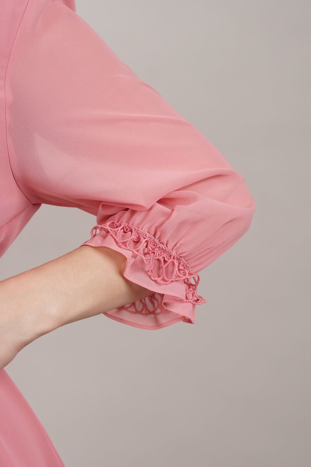 Valeria - romantična haljina u puderasto roze nijansi