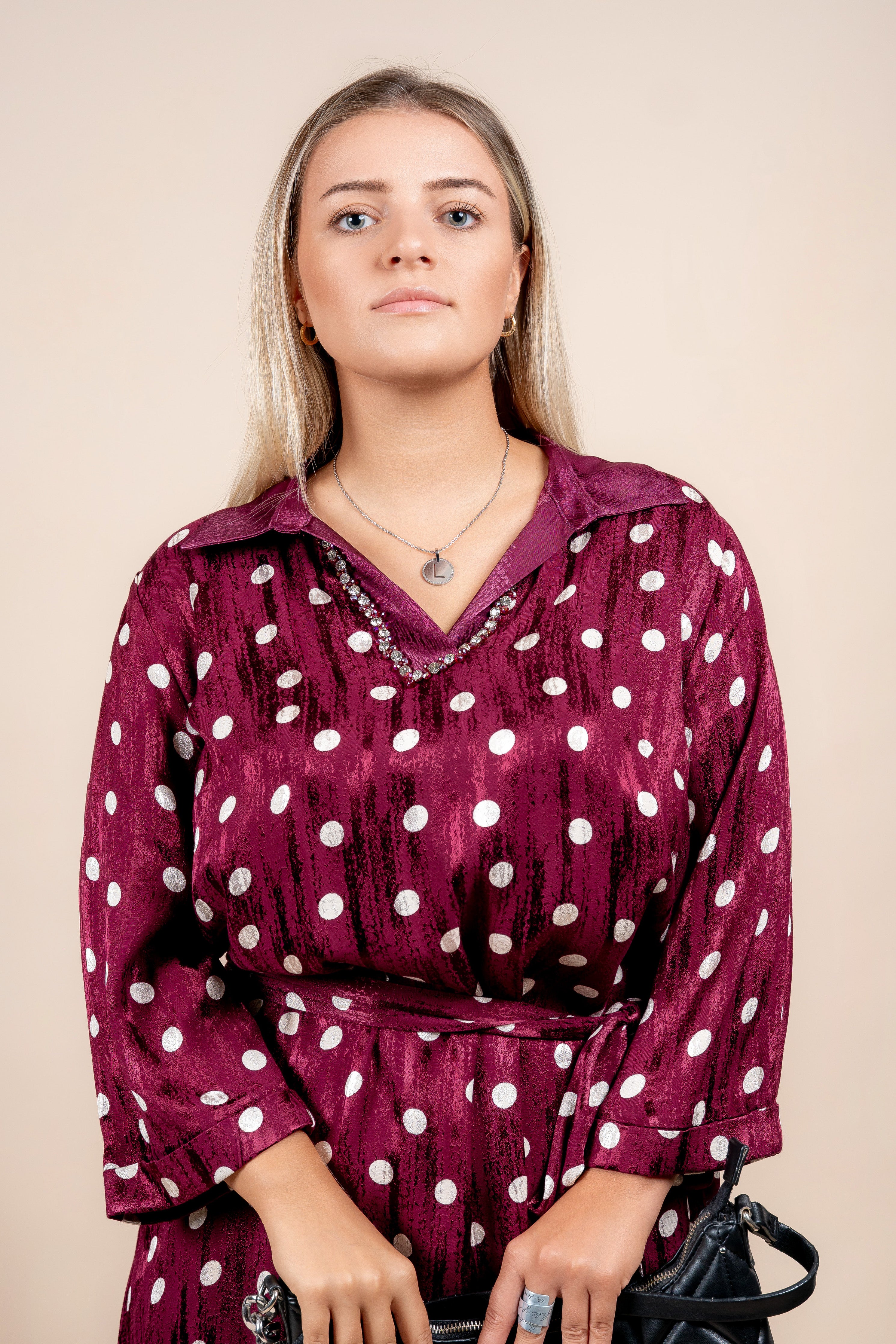 Elara - satenska bordo haljina sa cirkonima