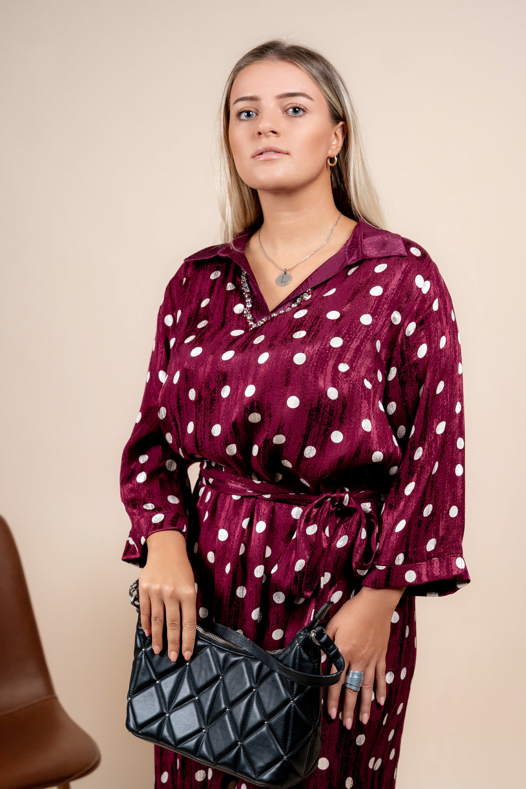 Elara - satenska bordo haljina sa cirkonima