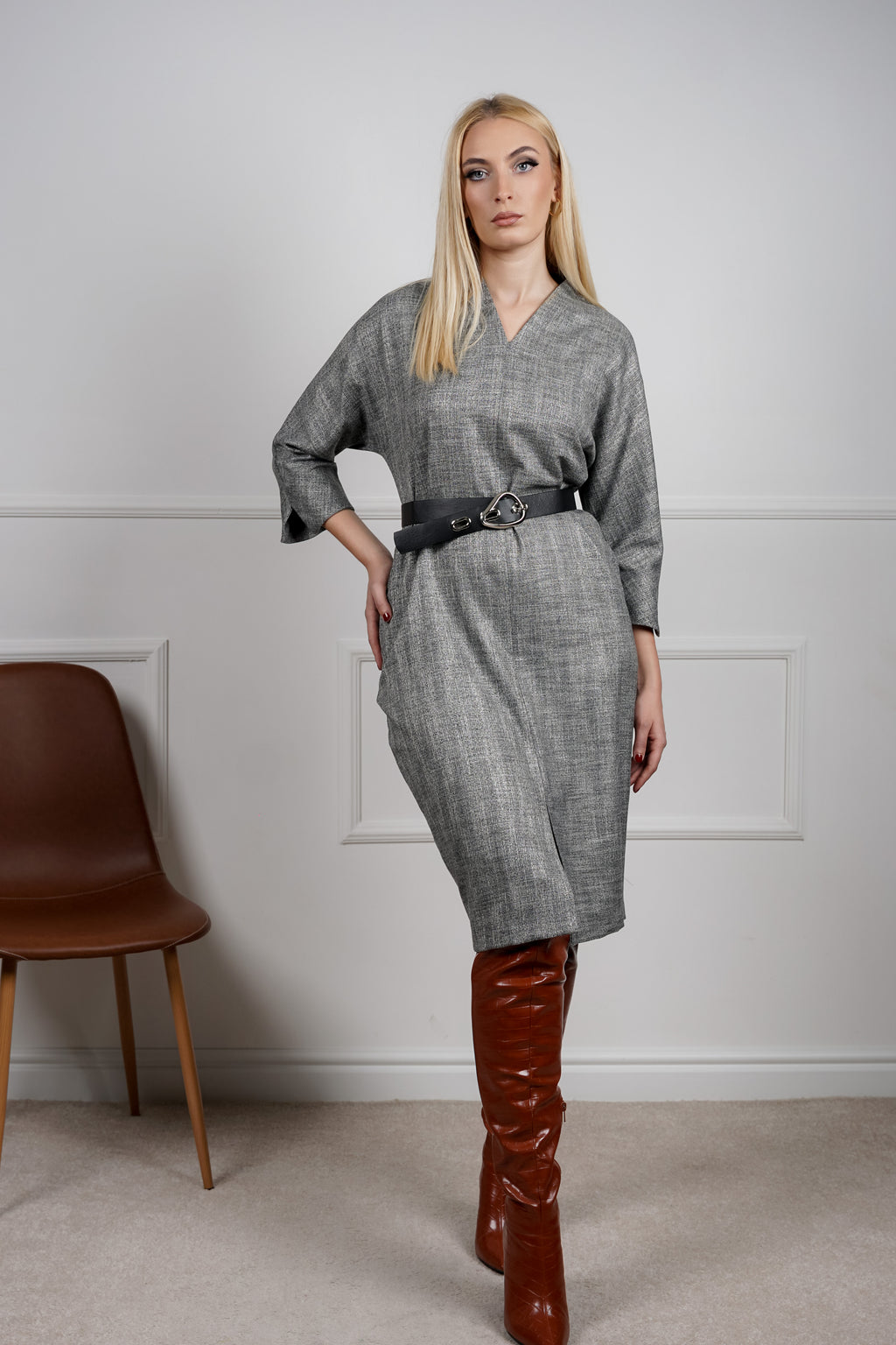 Elora haljina - causal sa profinjenim detaljima u sivoj nijansi