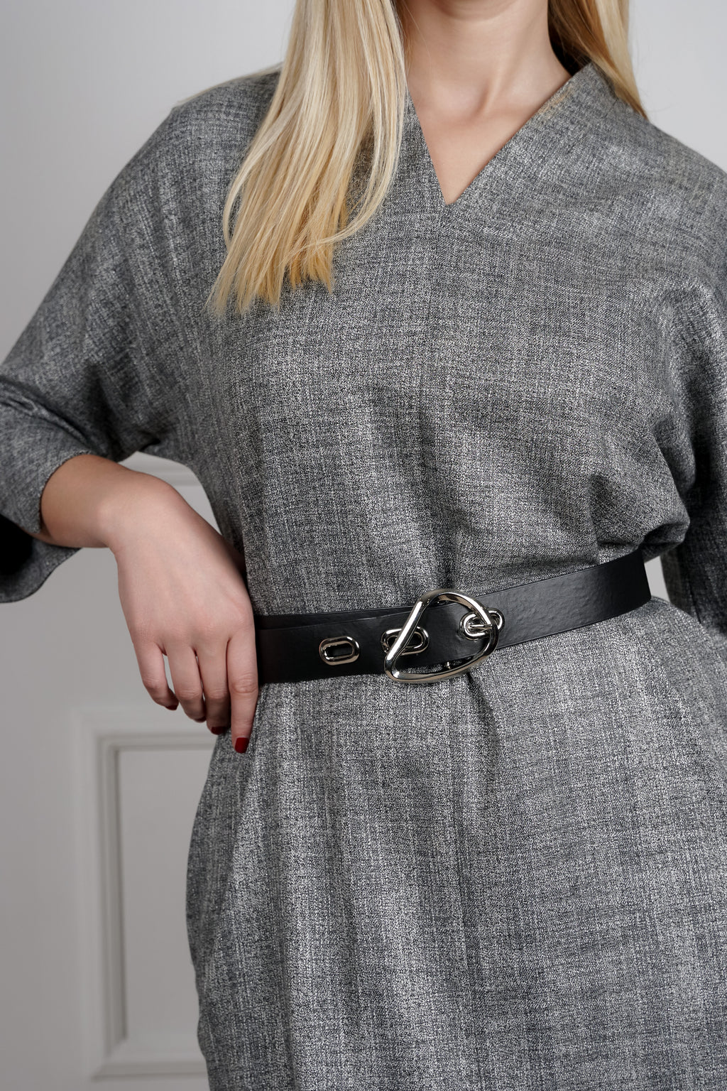 Elora haljina - causal sa profinjenim detaljima u sivoj nijansi