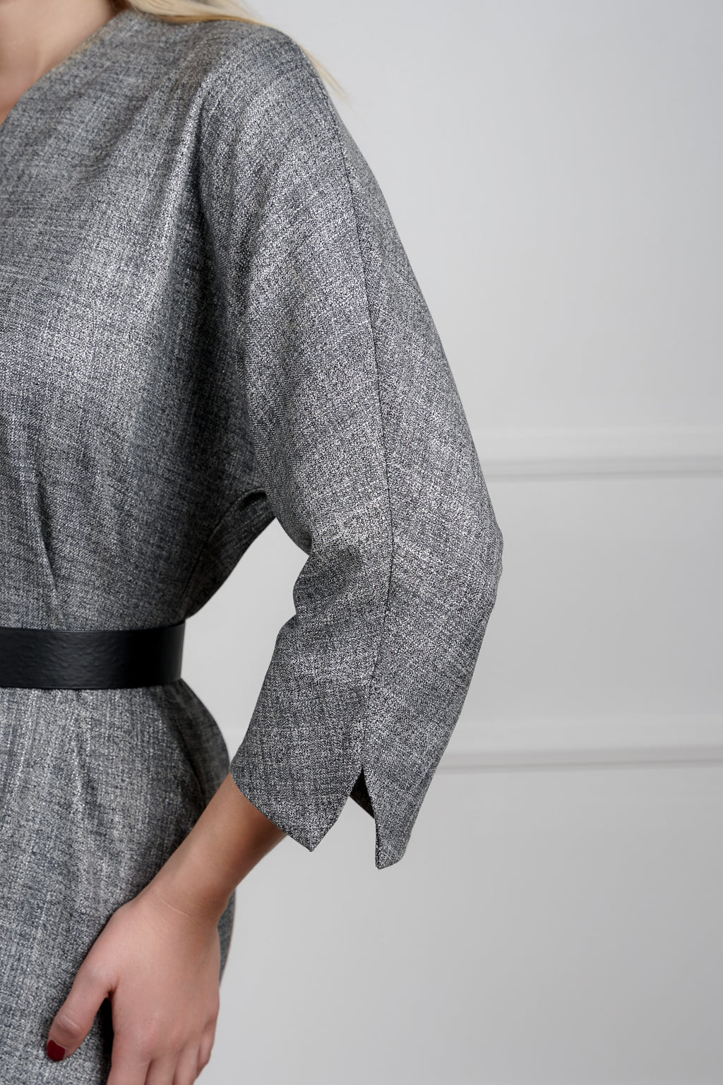 Elora haljina - causal sa profinjenim detaljima u sivoj nijansi