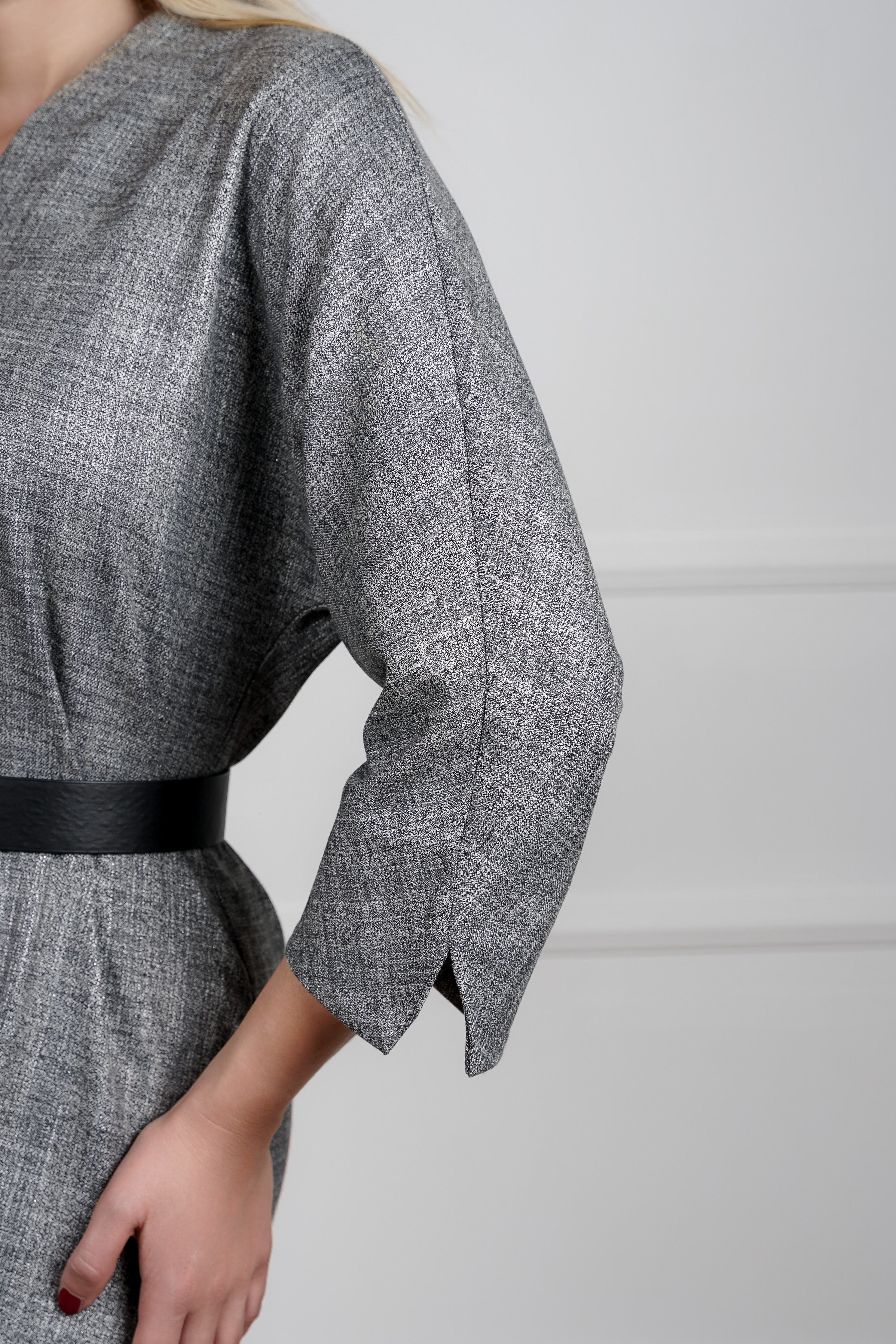 Elora haljina - causal sa profinjenim detaljima u sivoj nijansi