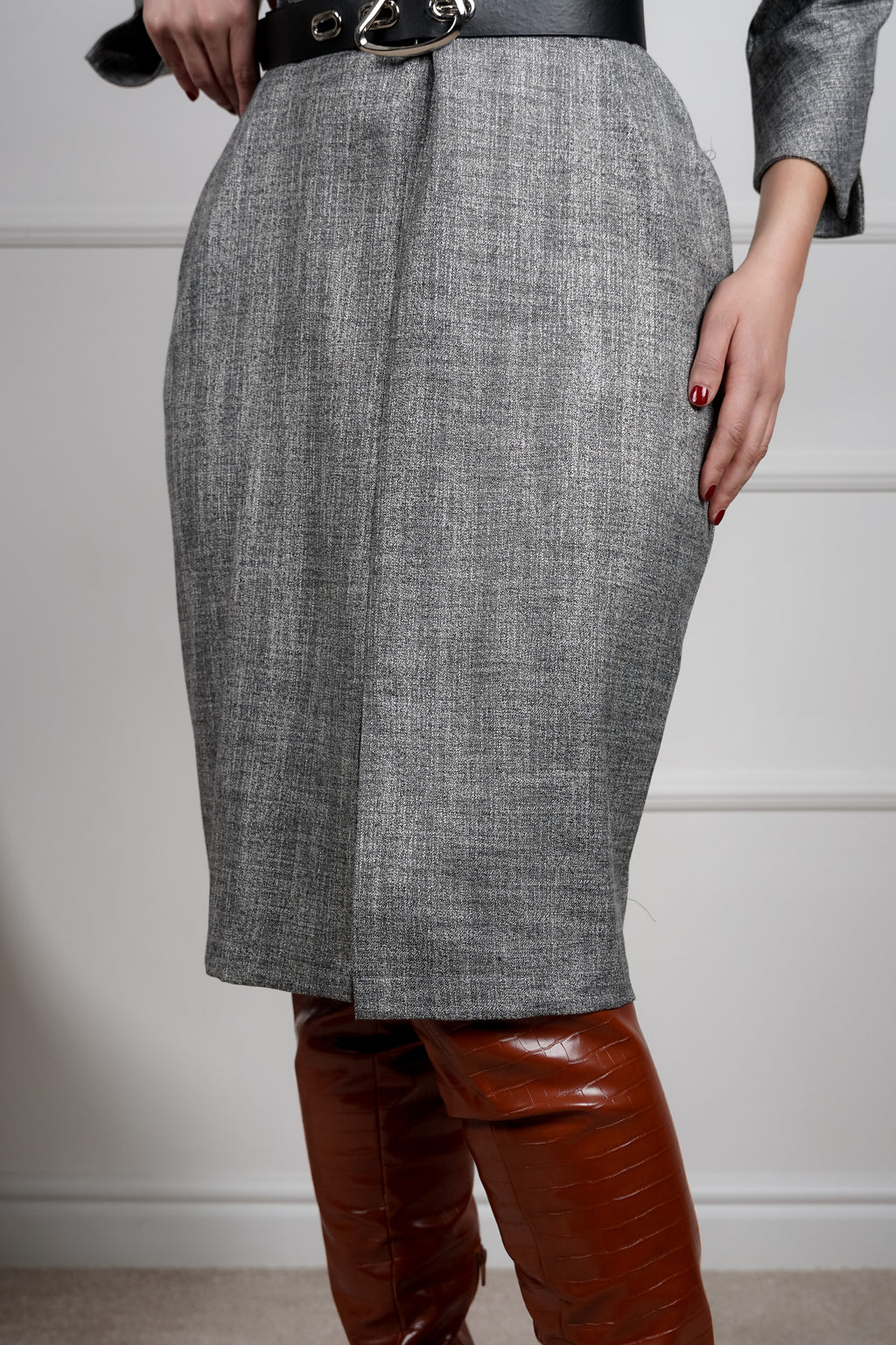 Elora haljina - causal sa profinjenim detaljima u sivoj nijansi