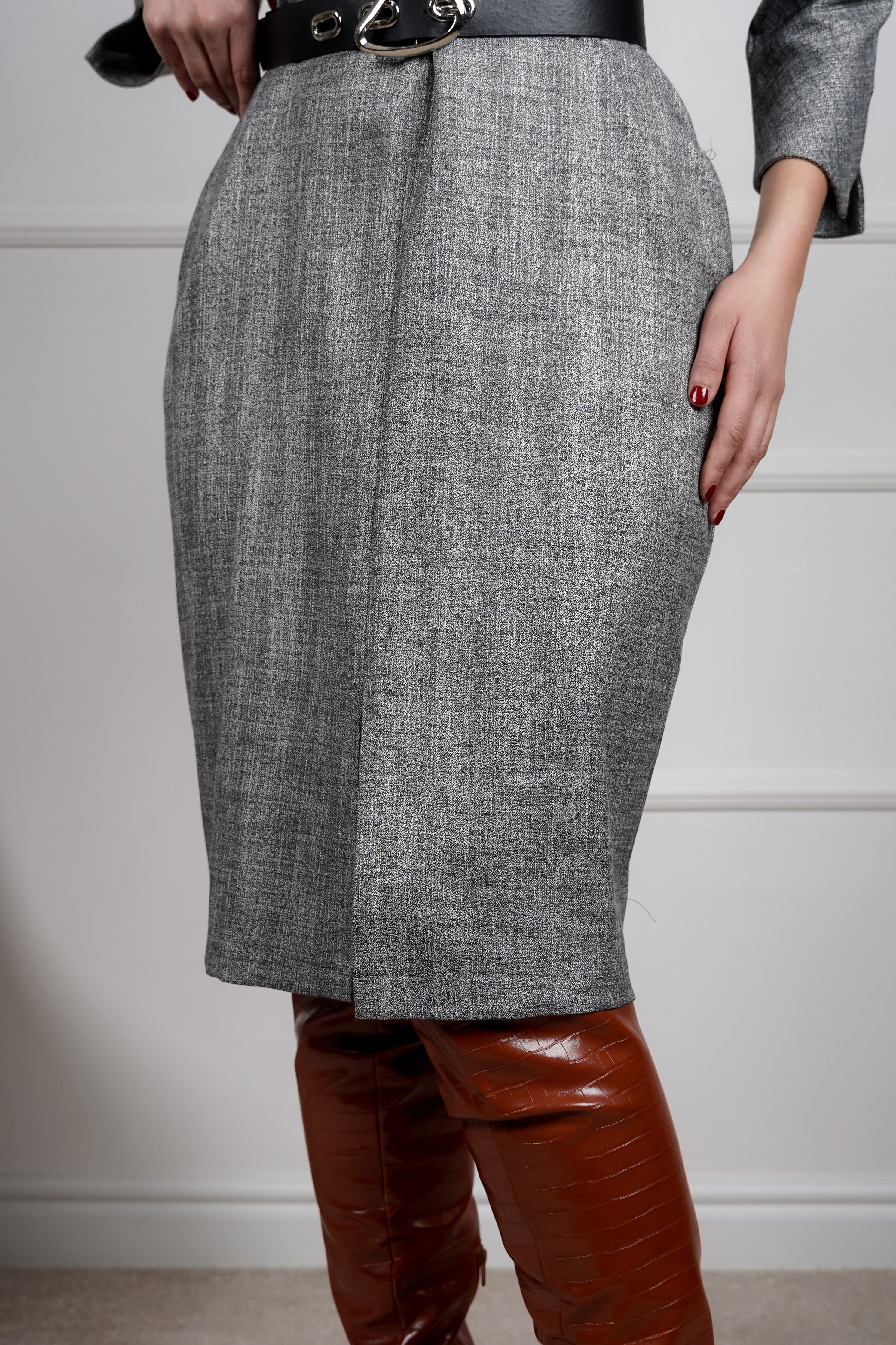 Elora haljina - causal sa profinjenim detaljima u sivoj nijansi