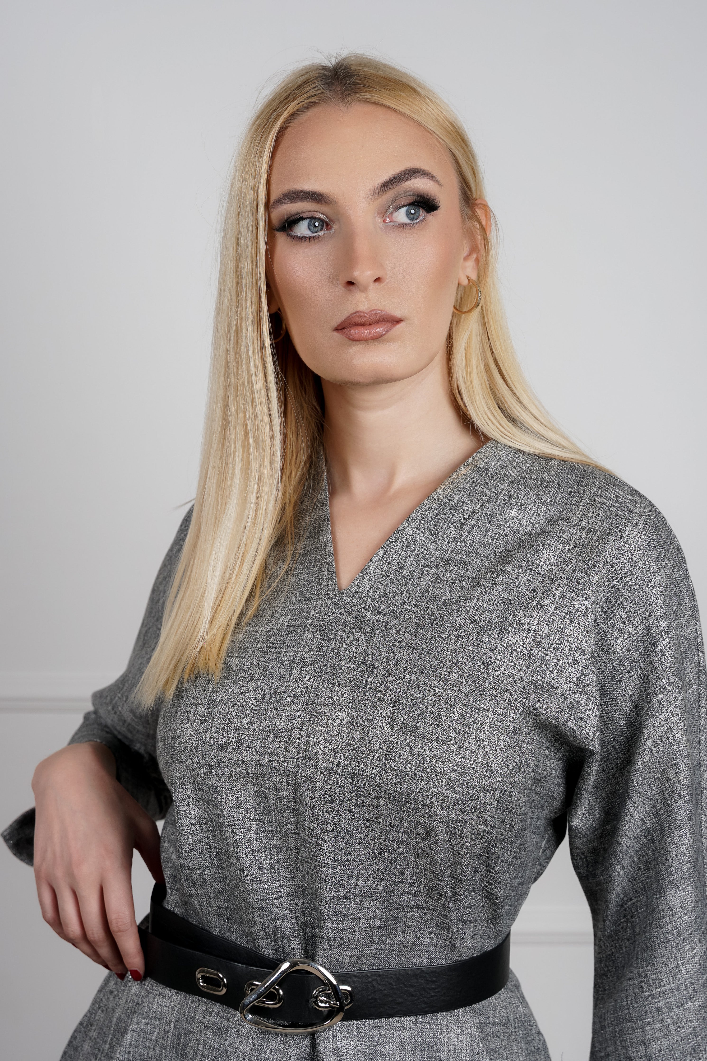 Elora haljina - causal sa profinjenim detaljima u sivoj nijansi