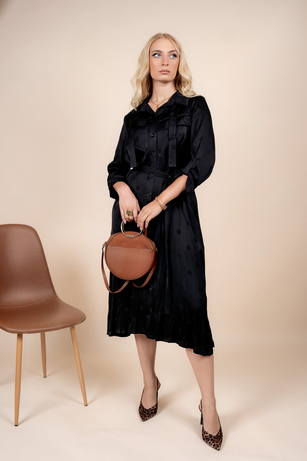 Leona – elegantna satenska haljina košulja kroja