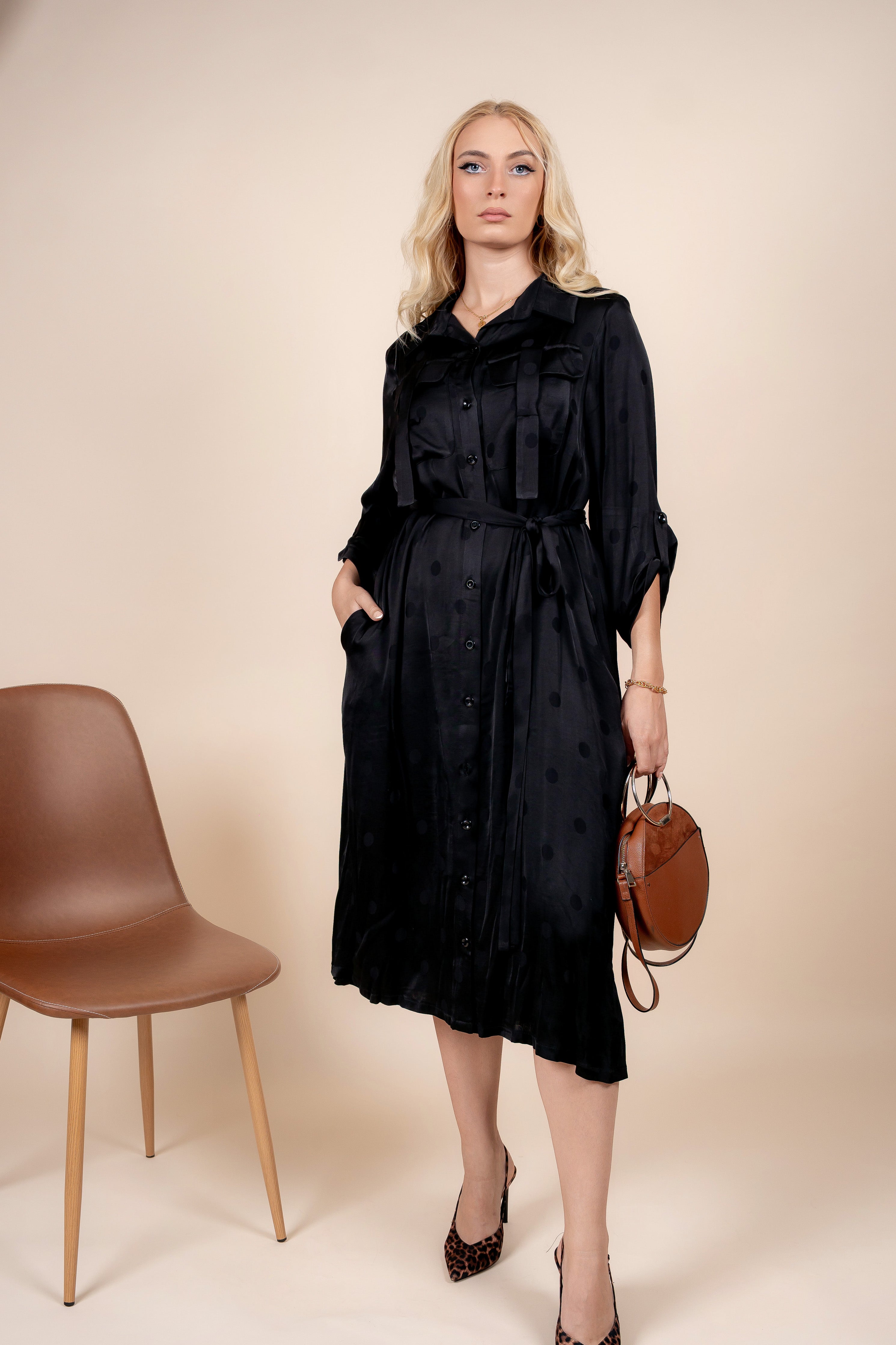Leona – elegantna satenska haljina košulja kroja