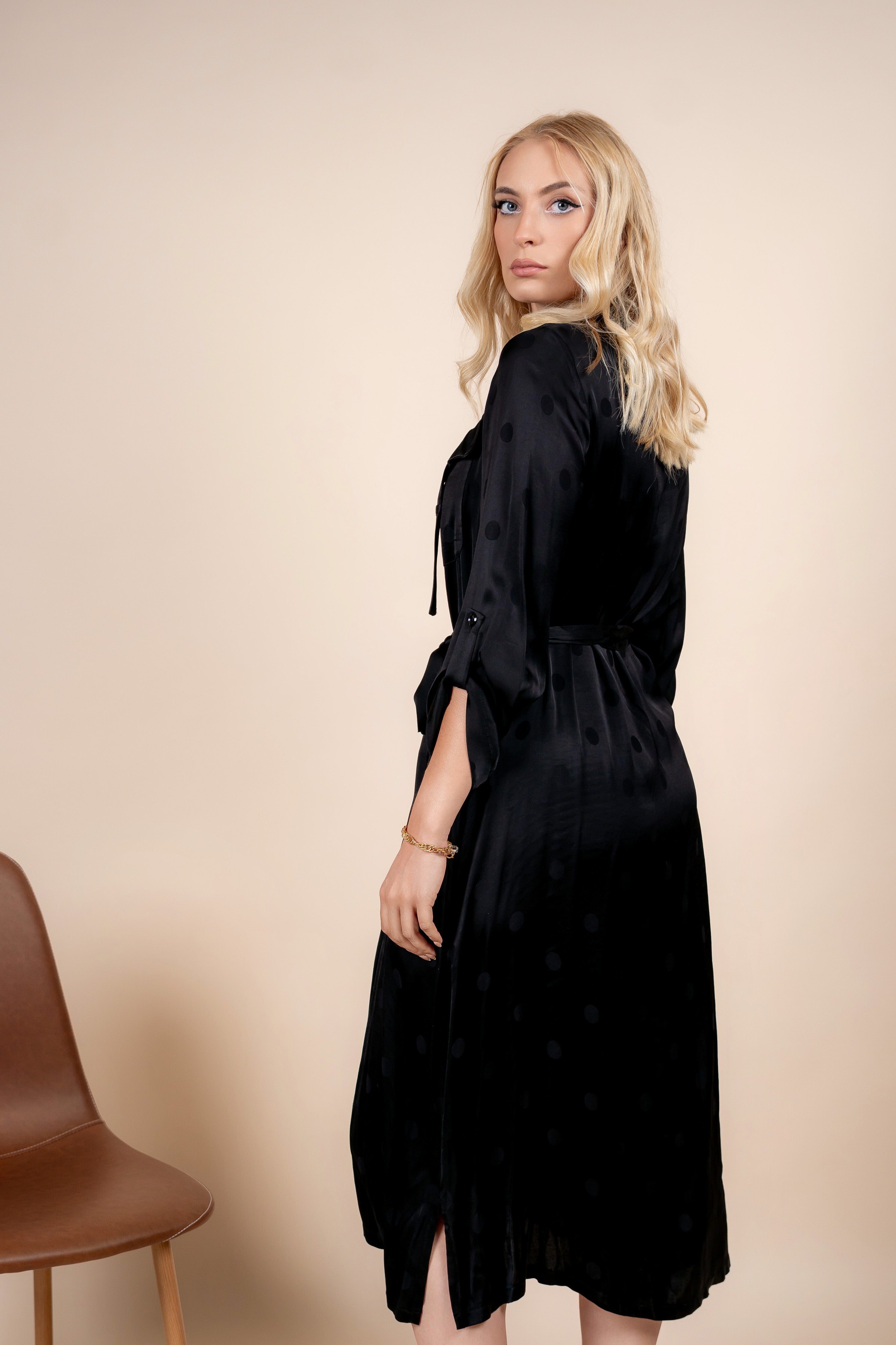 Leona – elegantna satenska haljina košulja kroja
