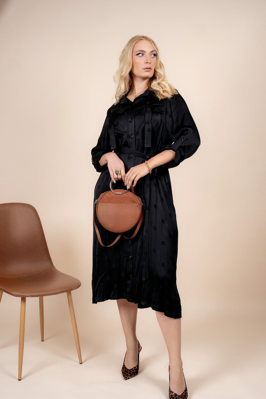 Leona – elegantna satenska haljina košulja kroja