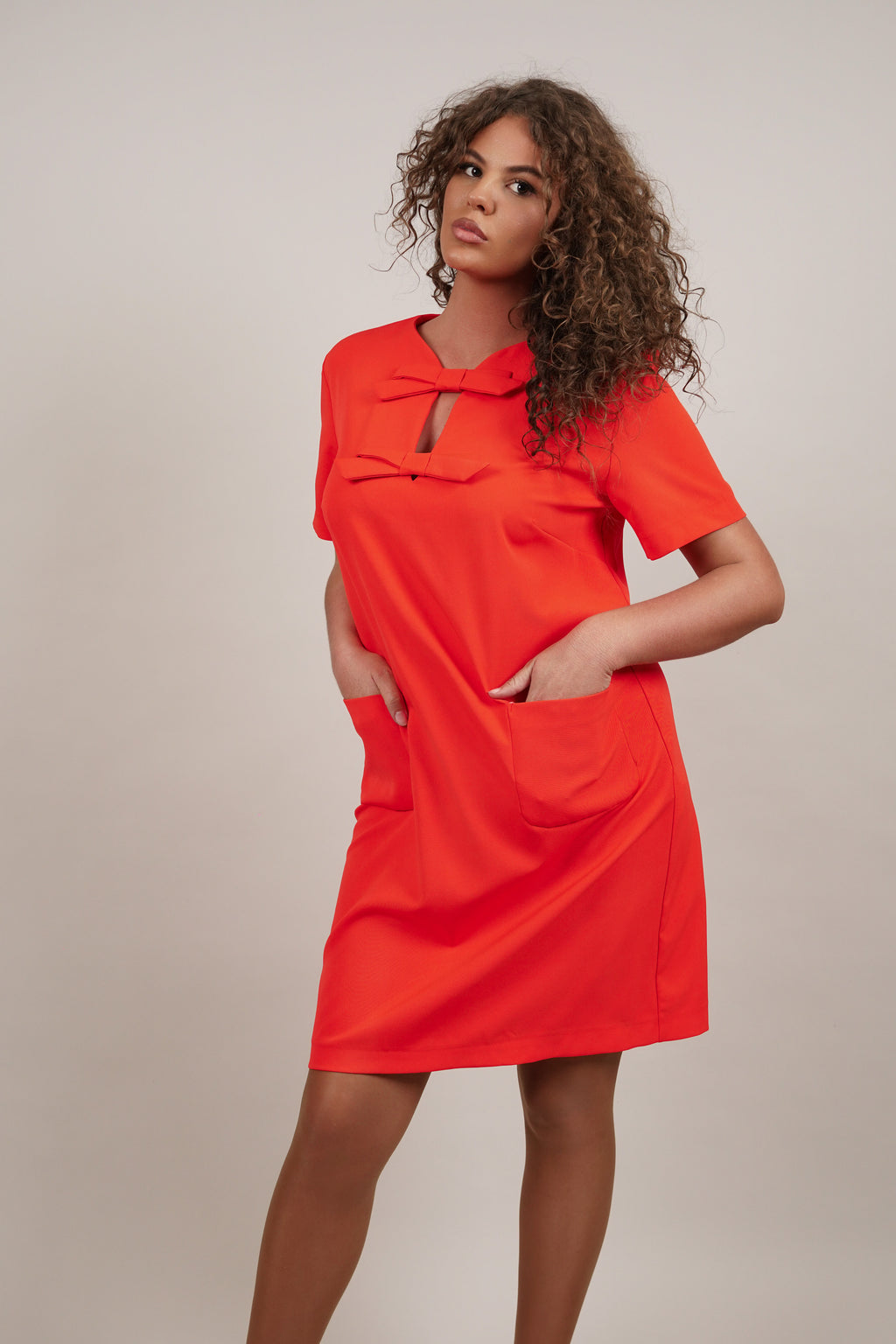 Luna – crvena pamučna haljina s mašnama i džepovima