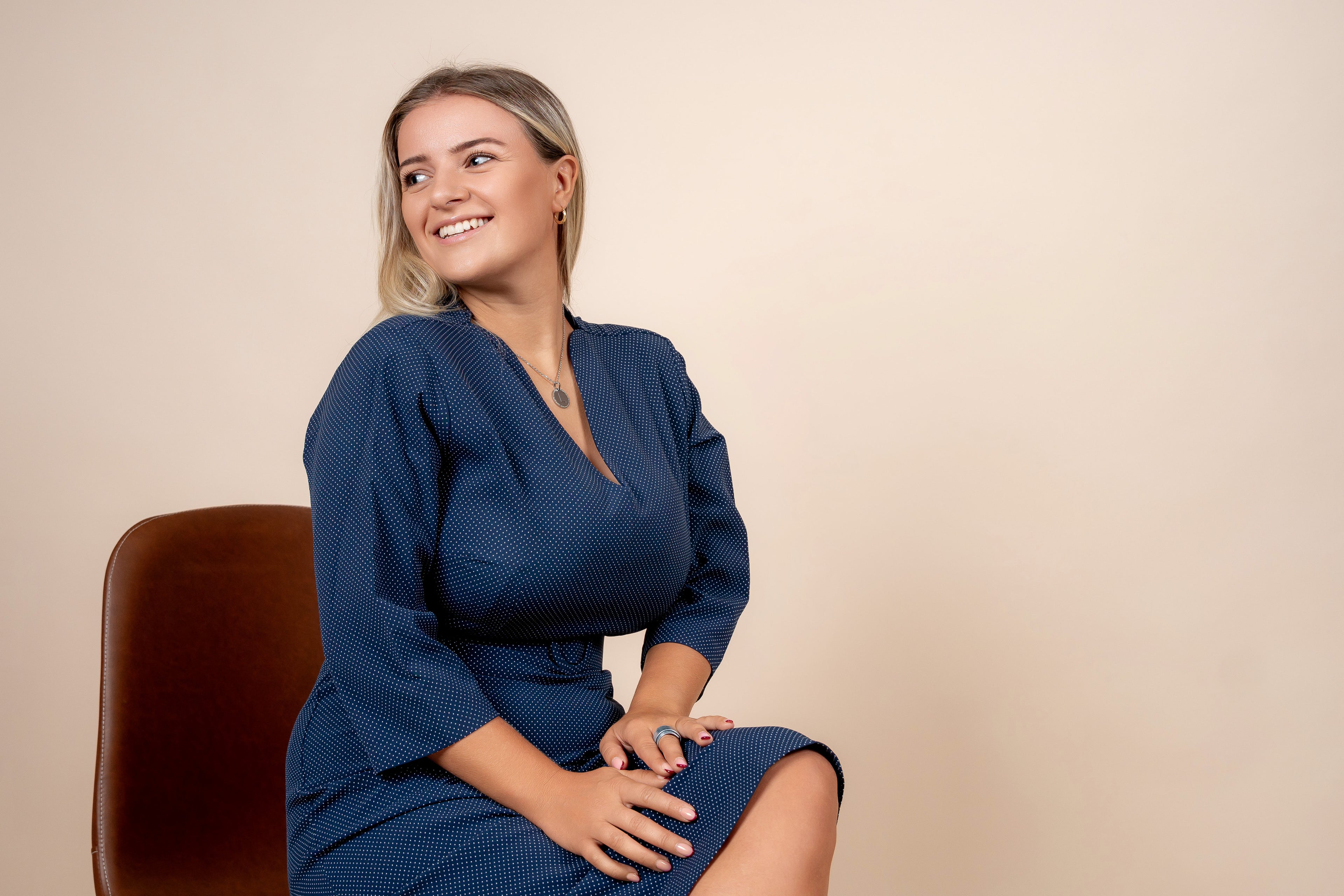 Liora – teget haljina sa tačkicama i remenom u struku