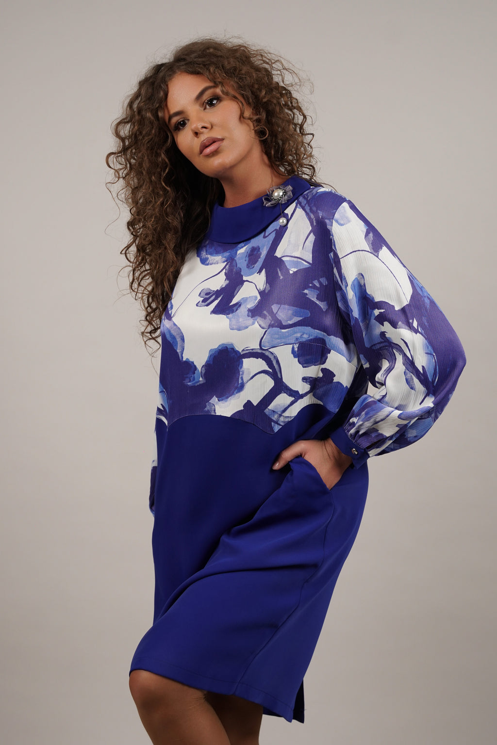 Flora Blue – efektna haljina sa print detaljima