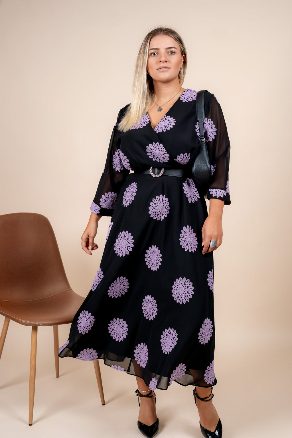 Nerina – elegantna haljina sa lila izvezenim detaljima