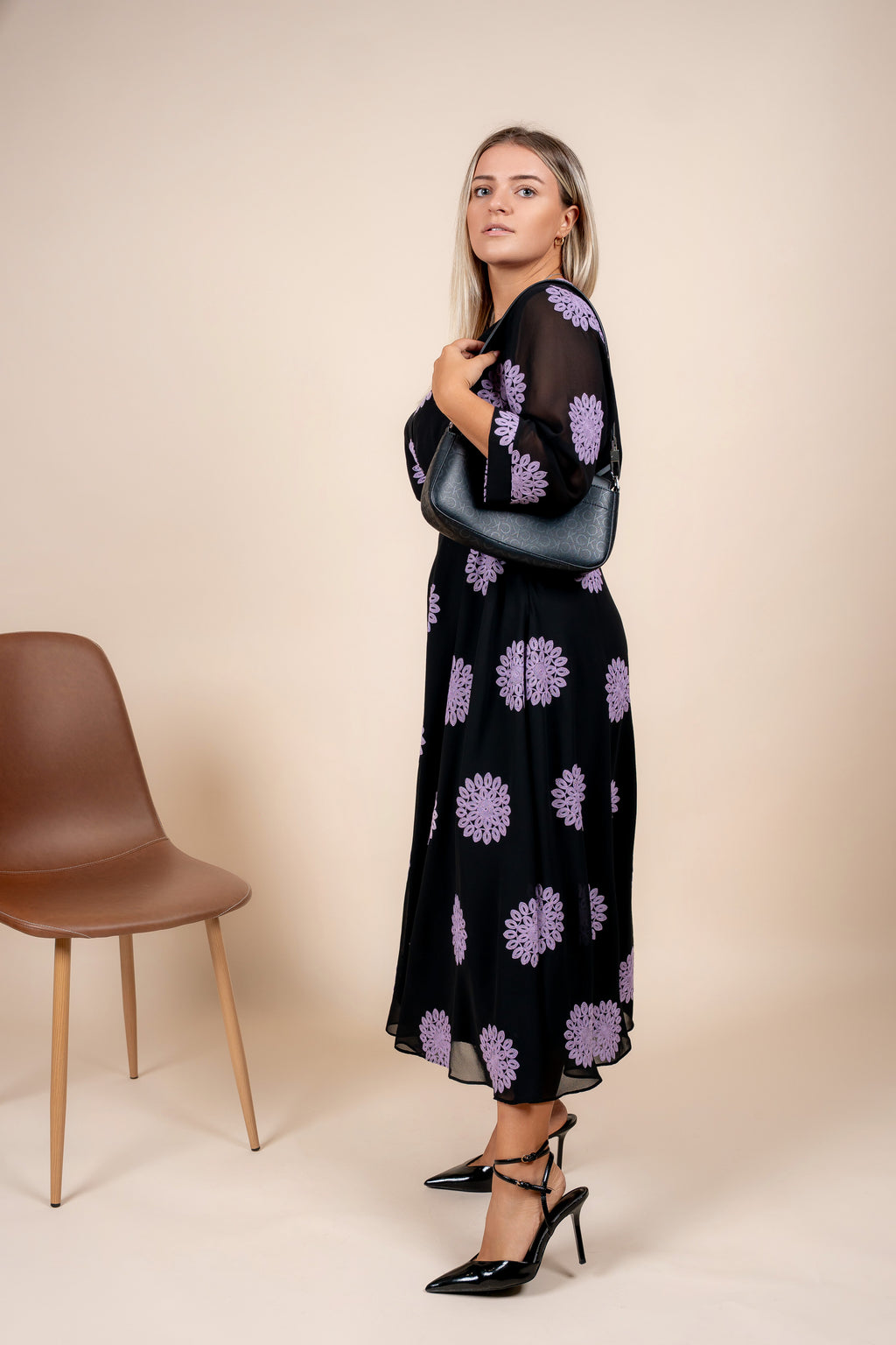 Nerina – elegantna haljina sa lila izvezenim detaljima