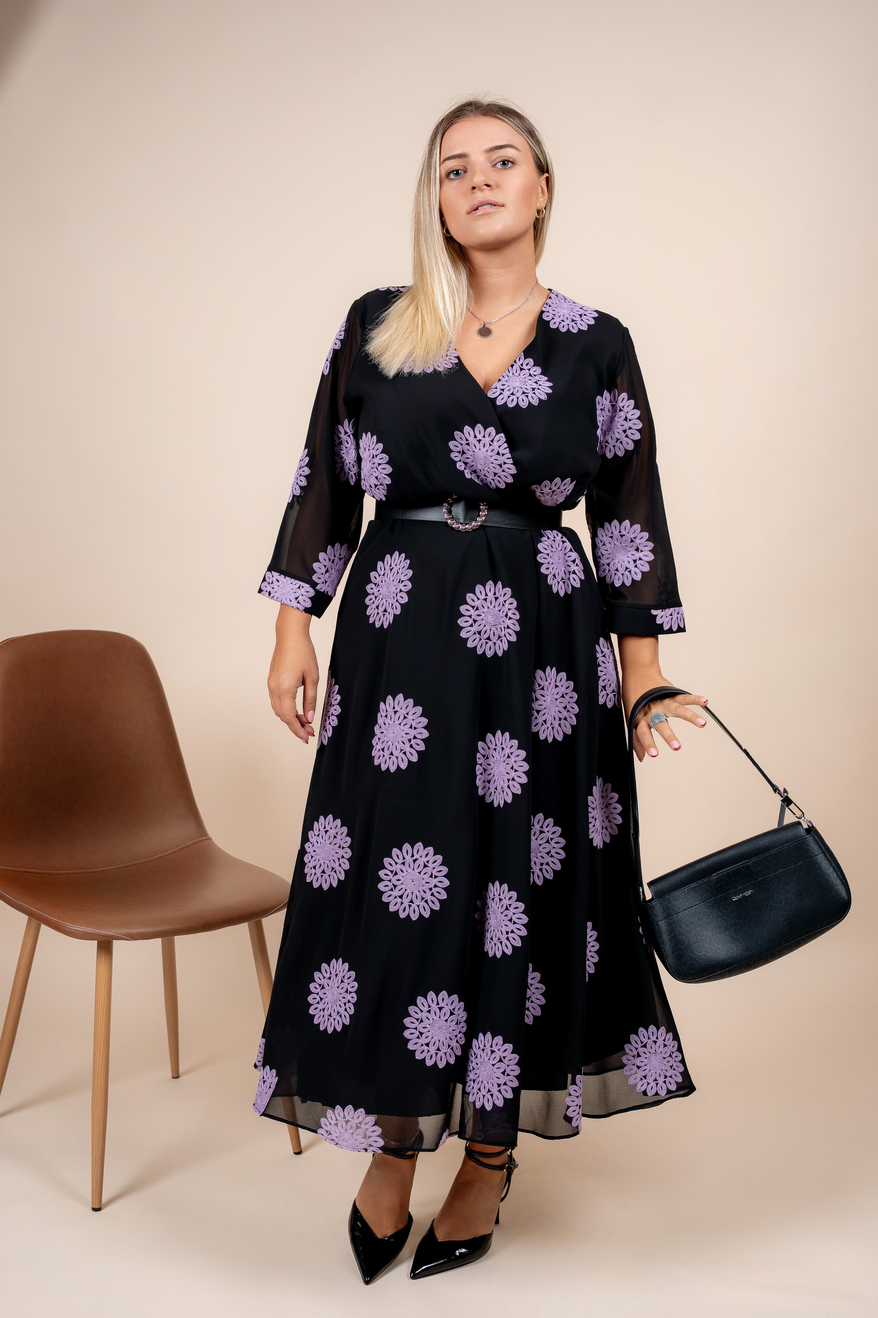 Nerina – elegantna haljina sa lila izvezenim detaljima