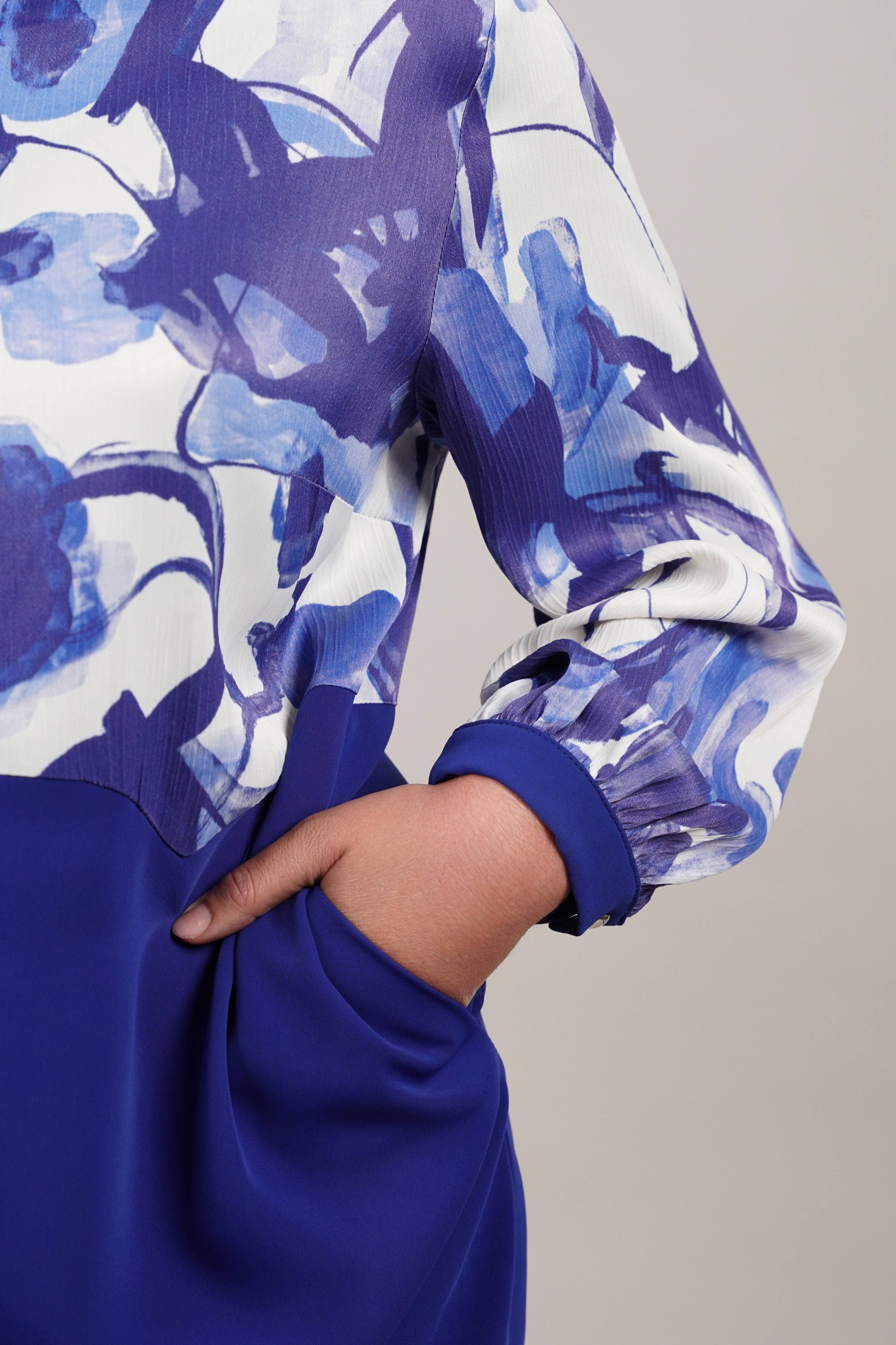 Flora Blue – efektna haljina sa print detaljima