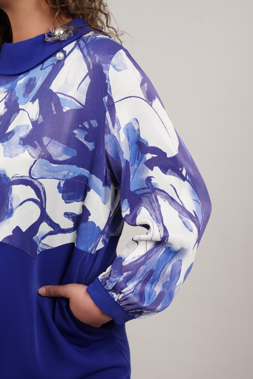 Flora Blue – efektna haljina sa print detaljima