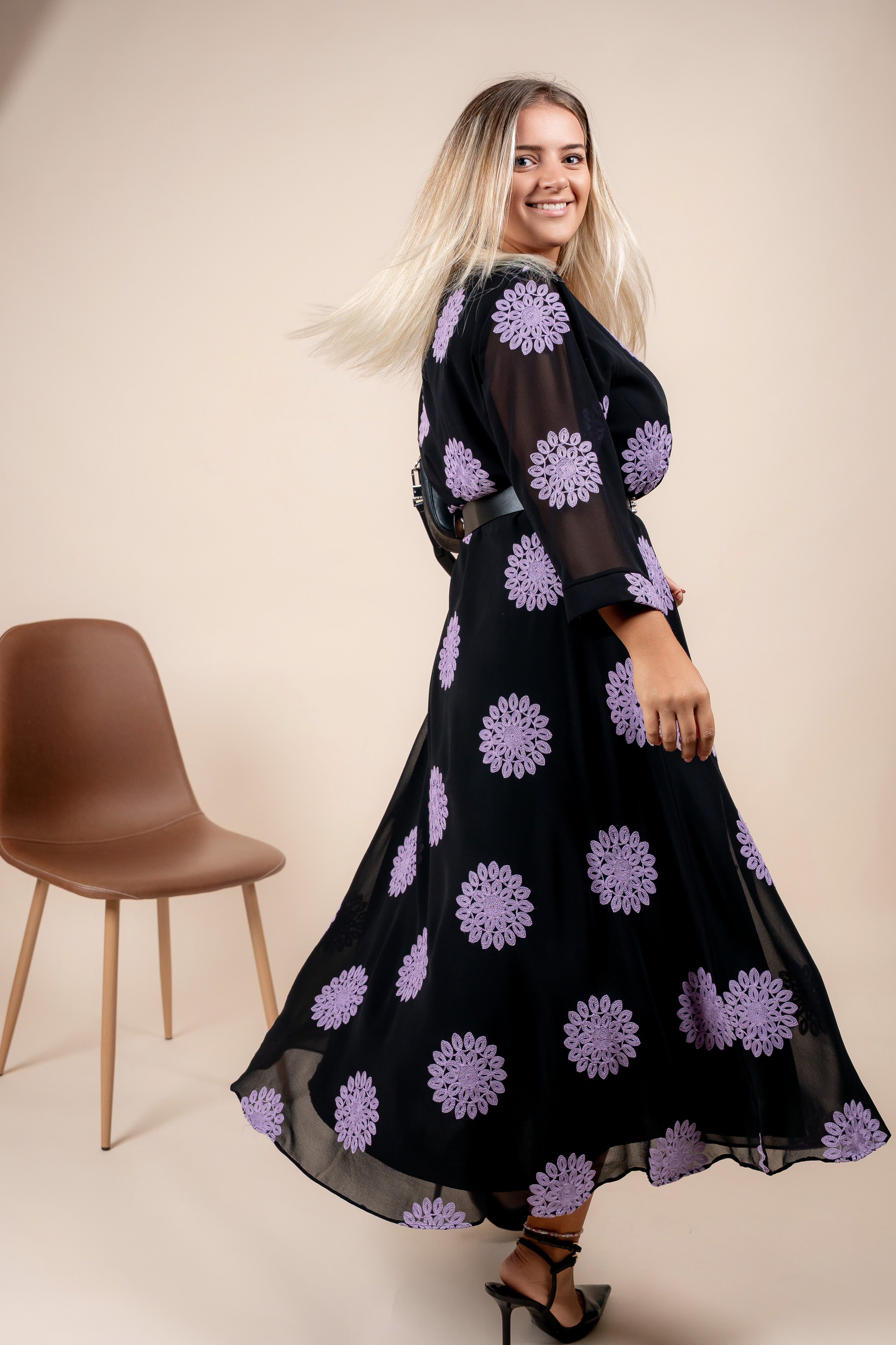 Nerina – elegantna haljina sa lila izvezenim detaljima