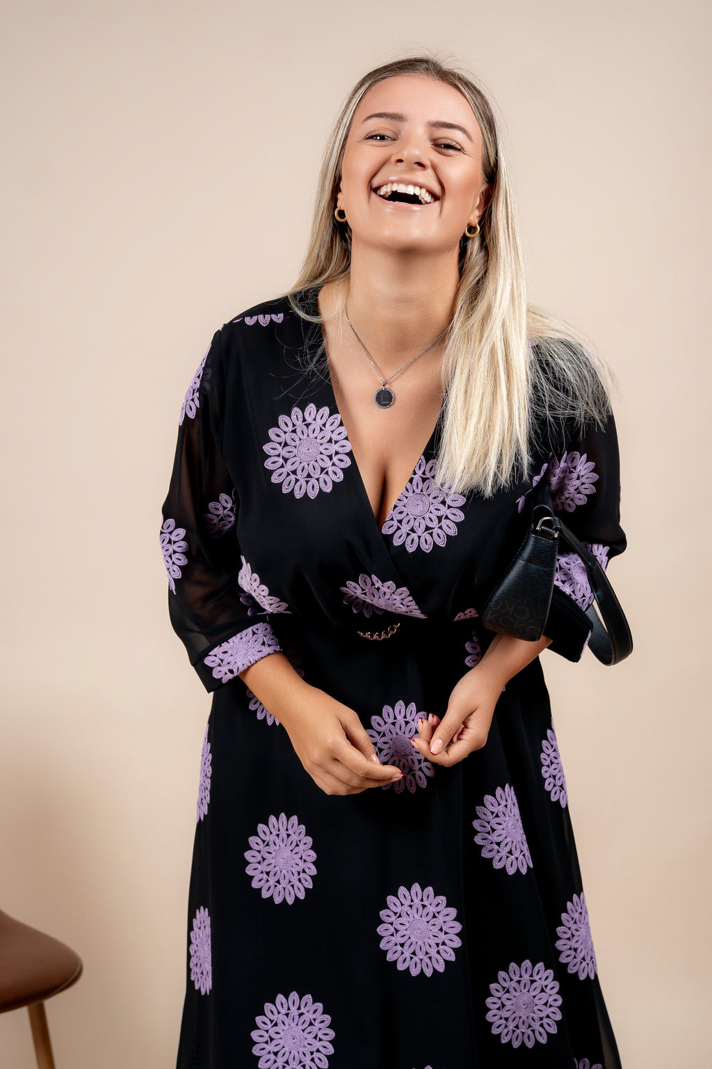 Nerina – elegantna haljina sa lila izvezenim detaljima
