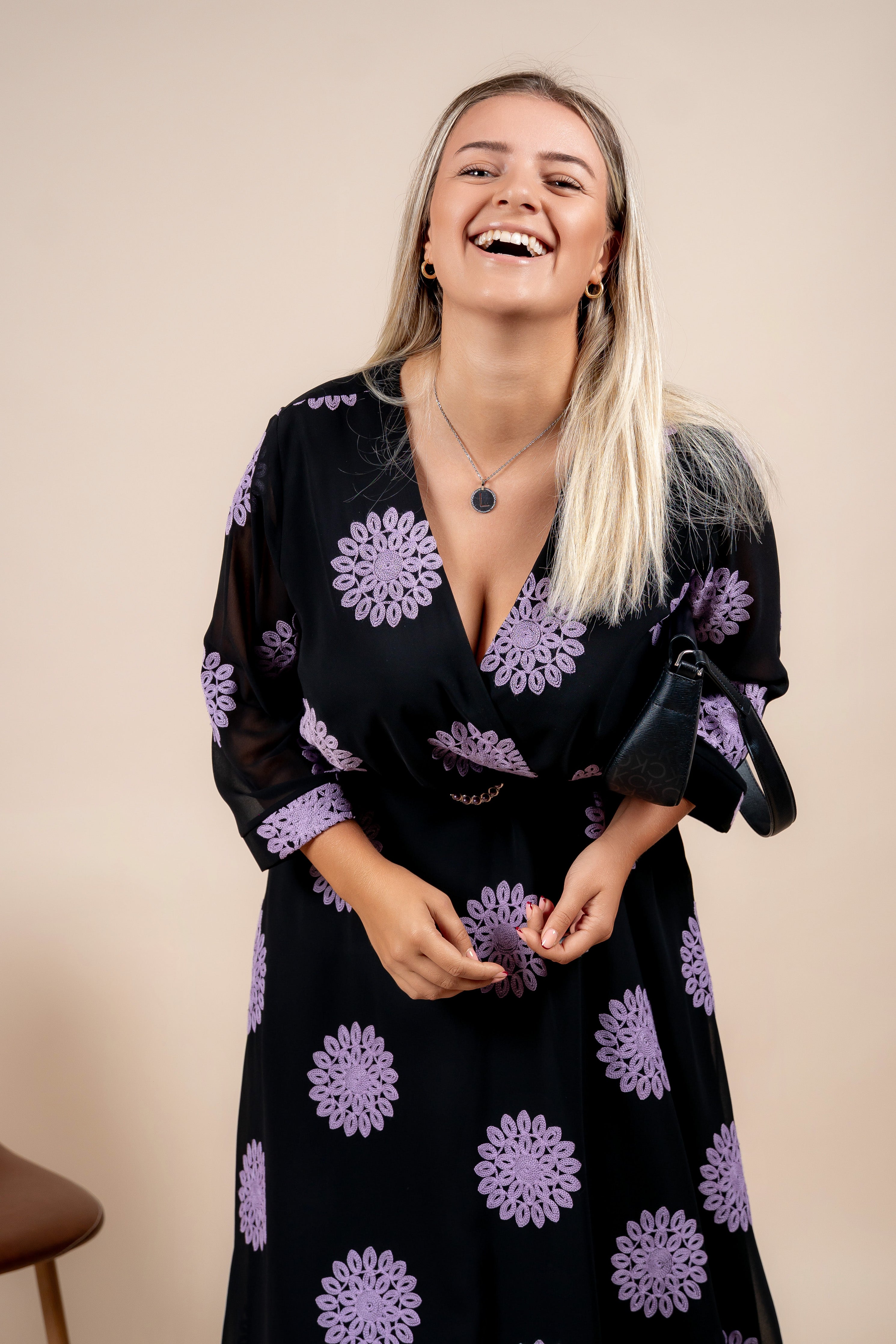 Nerina – elegantna haljina sa lila izvezenim detaljima