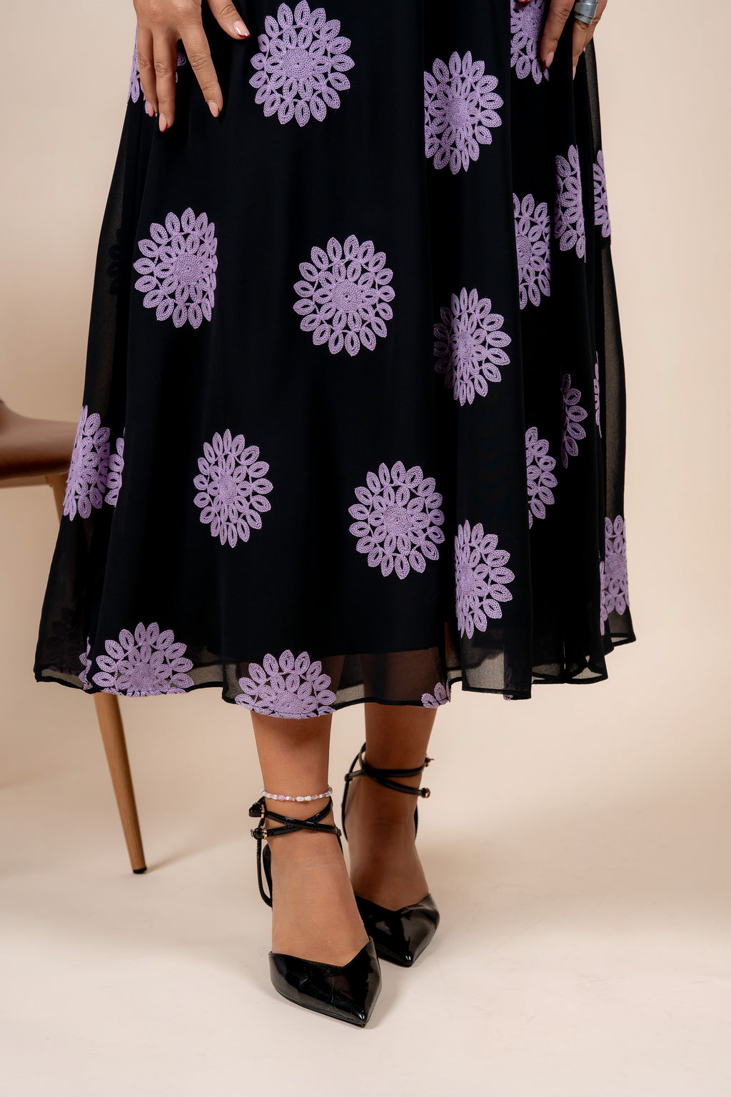 Nerina – elegantna haljina sa lila izvezenim detaljima