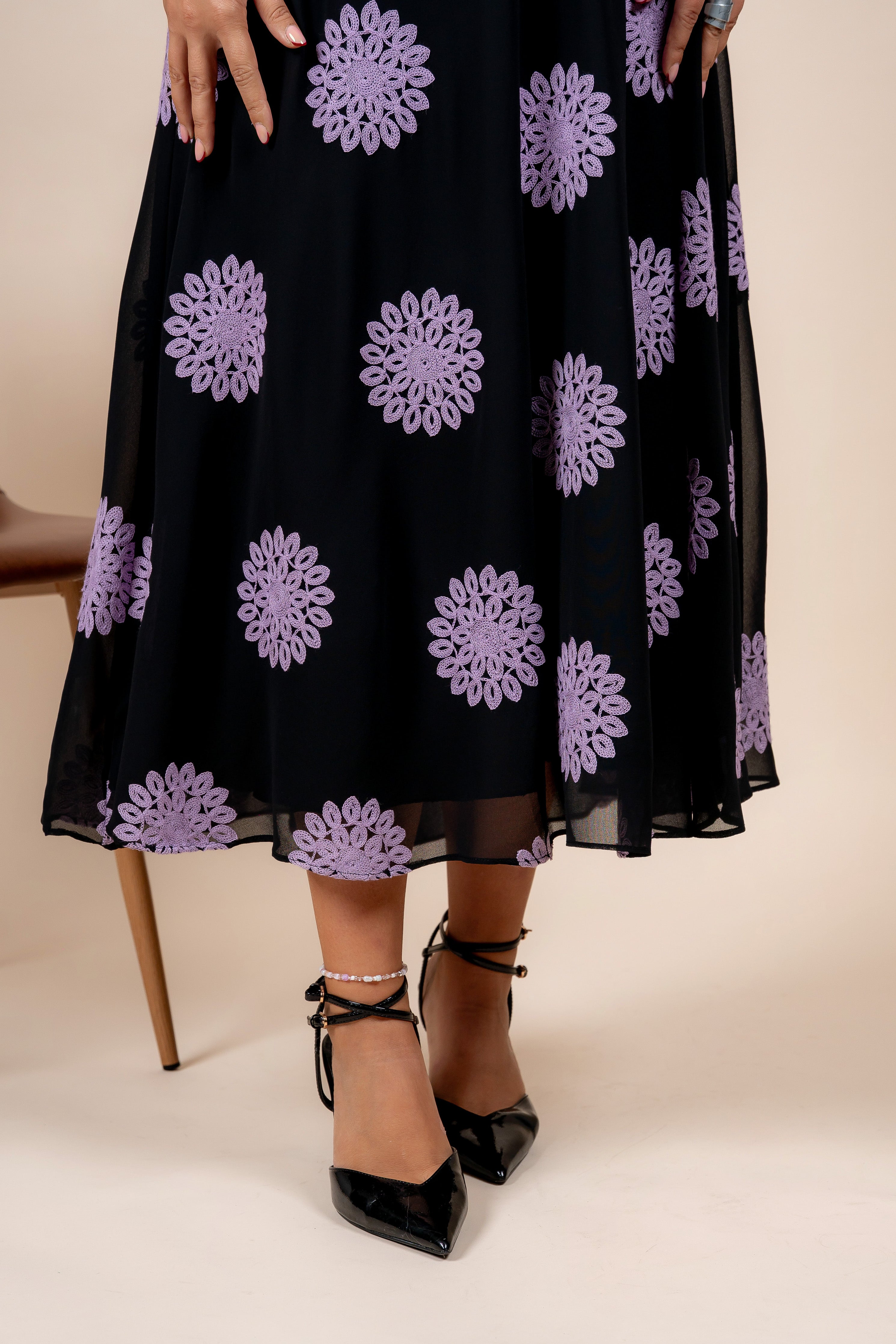 Nerina – elegantna haljina sa lila izvezenim detaljima