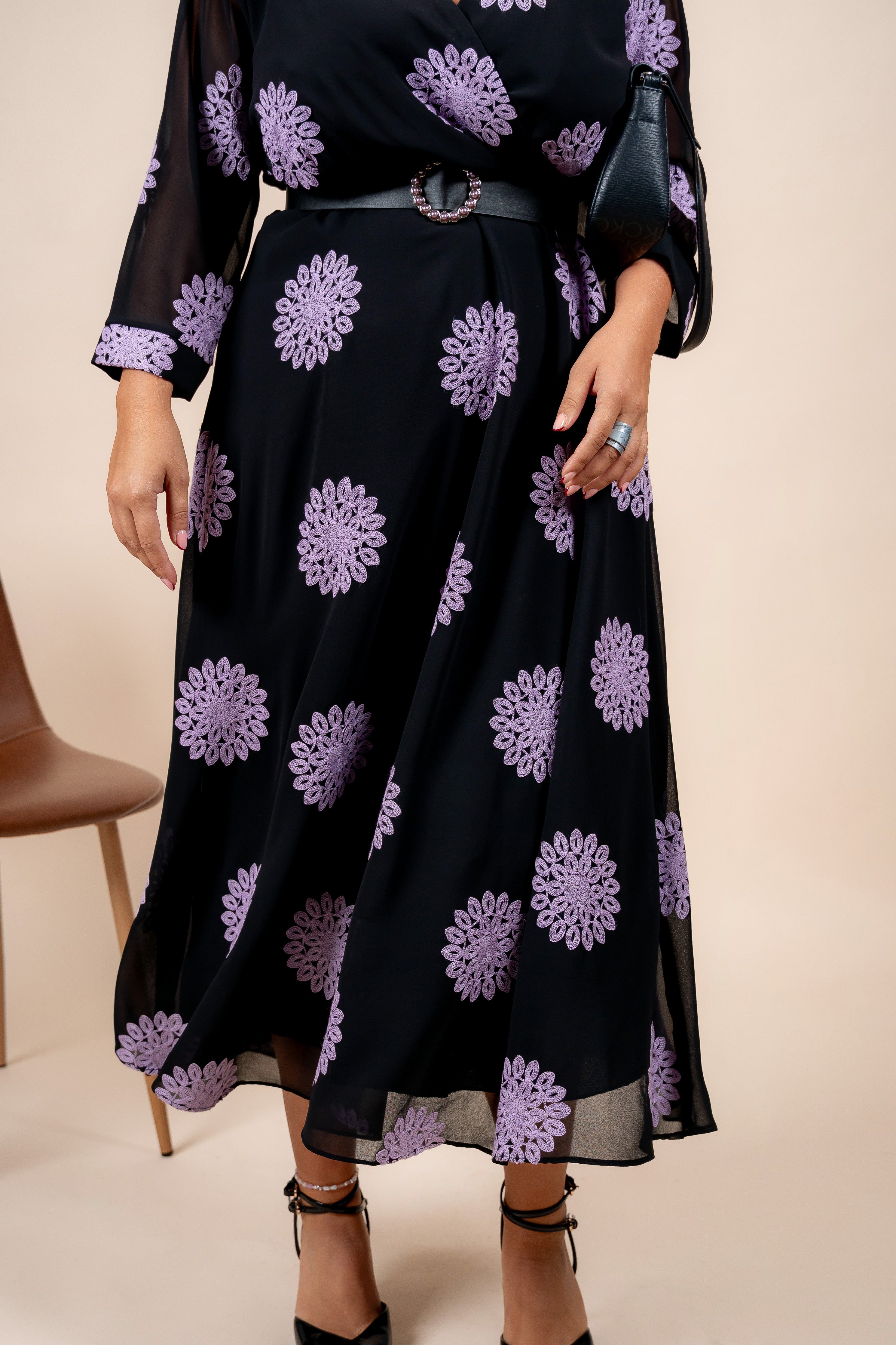 Nerina – elegantna haljina sa lila izvezenim detaljima