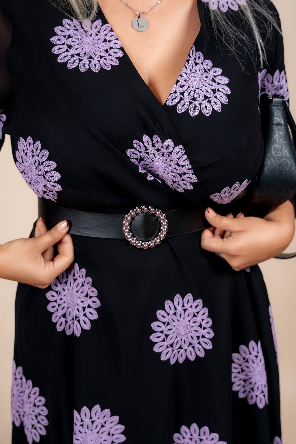 Nerina – elegantna haljina sa lila izvezenim detaljima