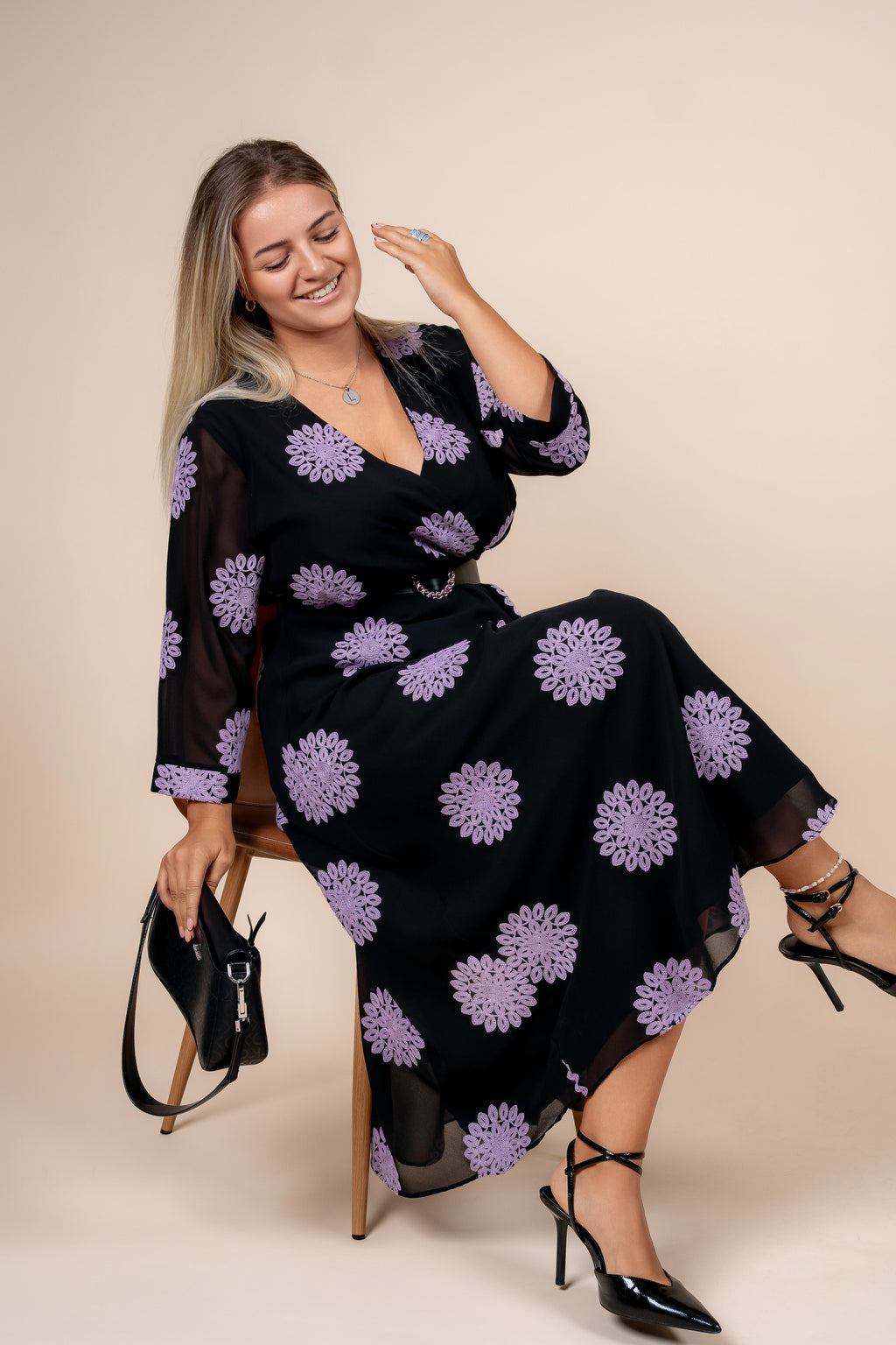 Nerina – elegantna haljina sa lila izvezenim detaljima