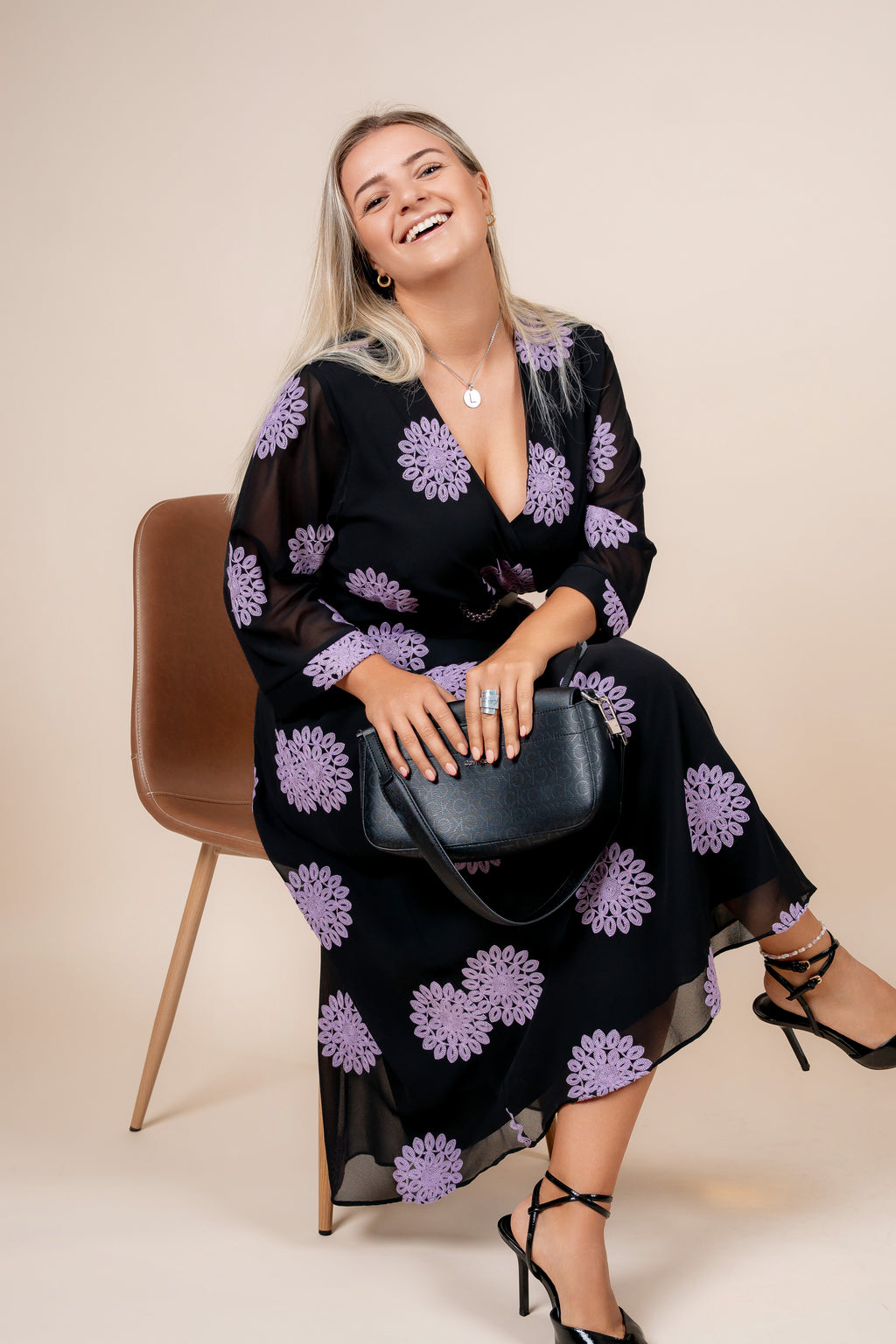 Nerina – elegantna haljina sa lila izvezenim detaljima