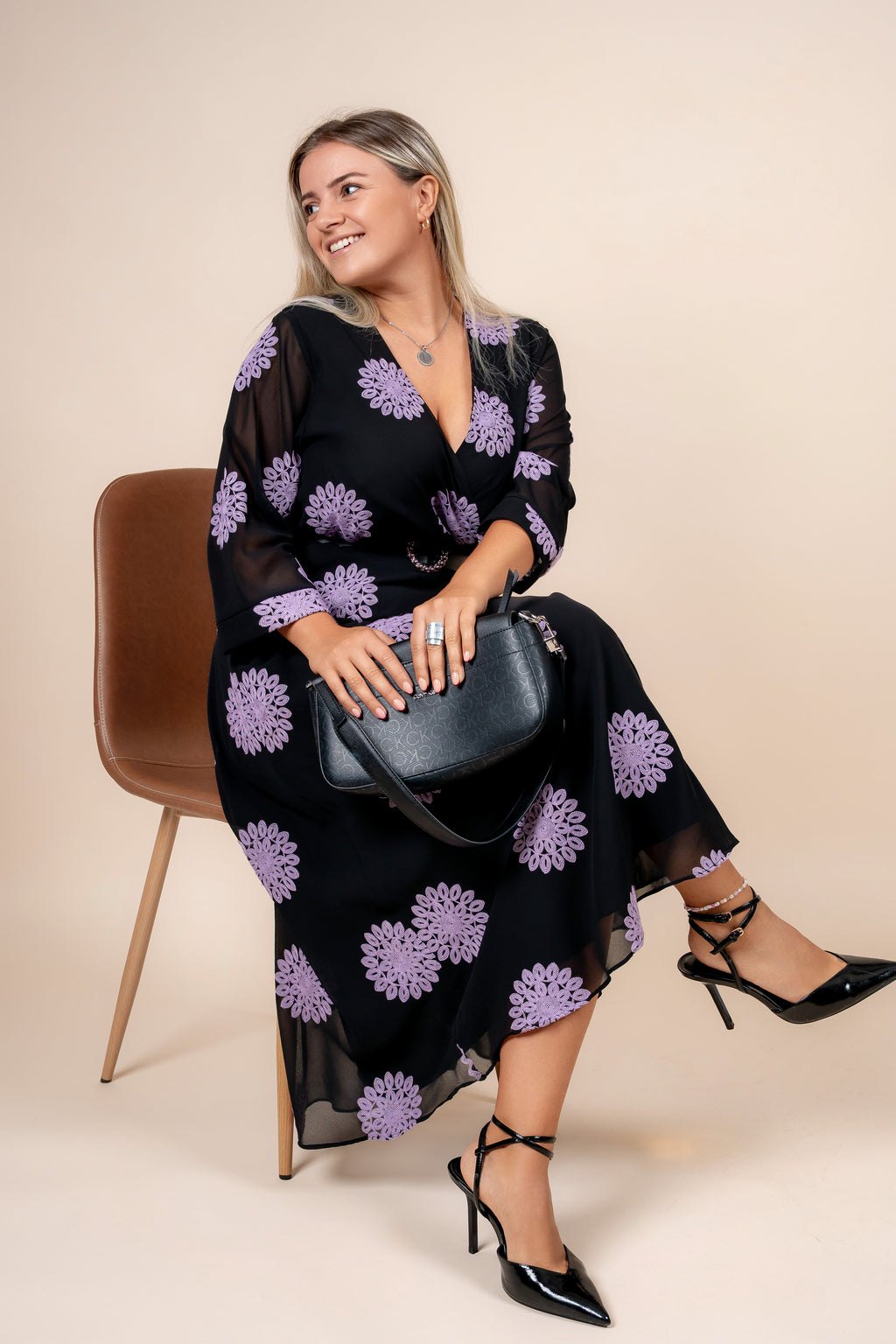 Nerina – elegantna haljina sa lila izvezenim detaljima