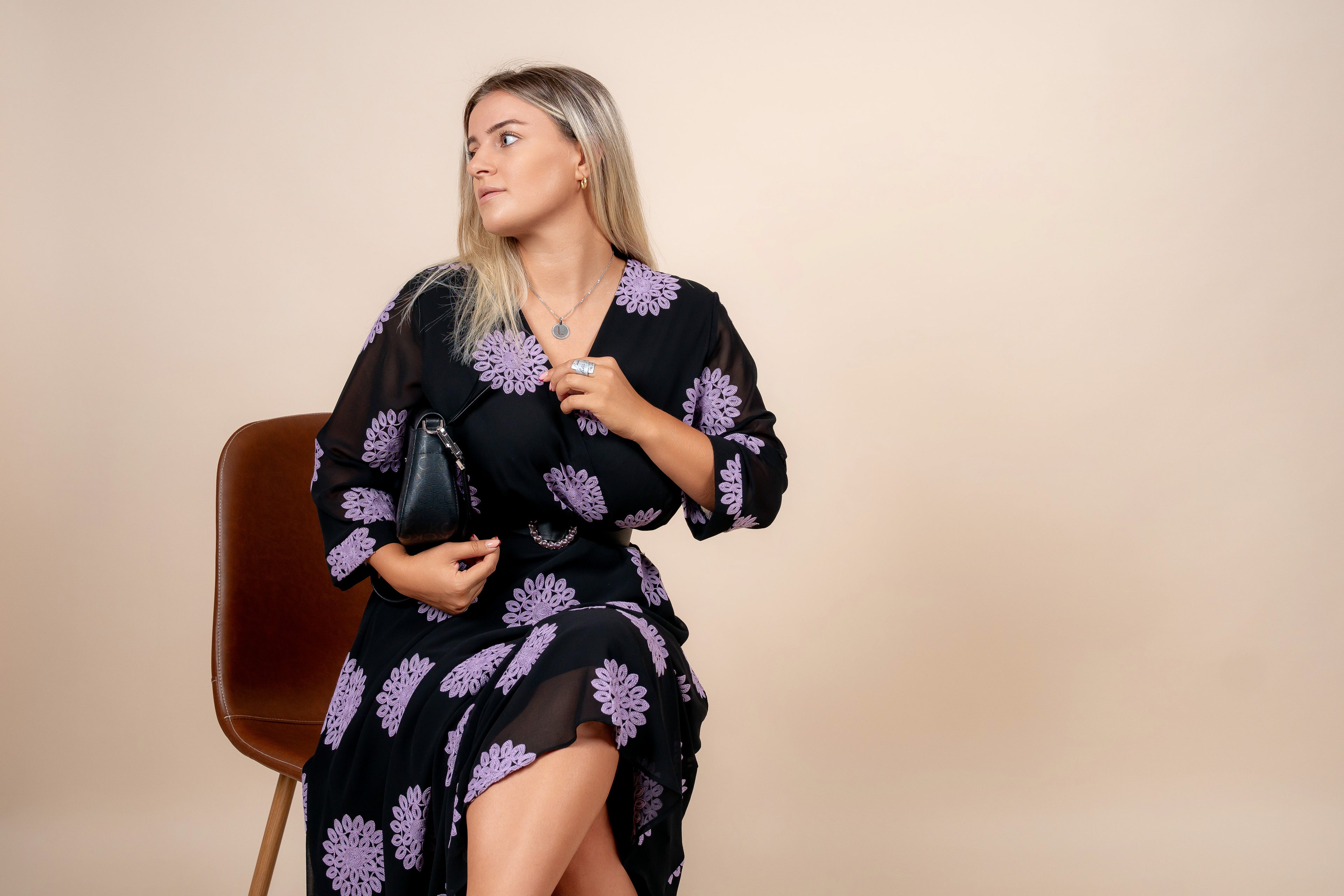 Nerina – elegantna haljina sa lila izvezenim detaljima