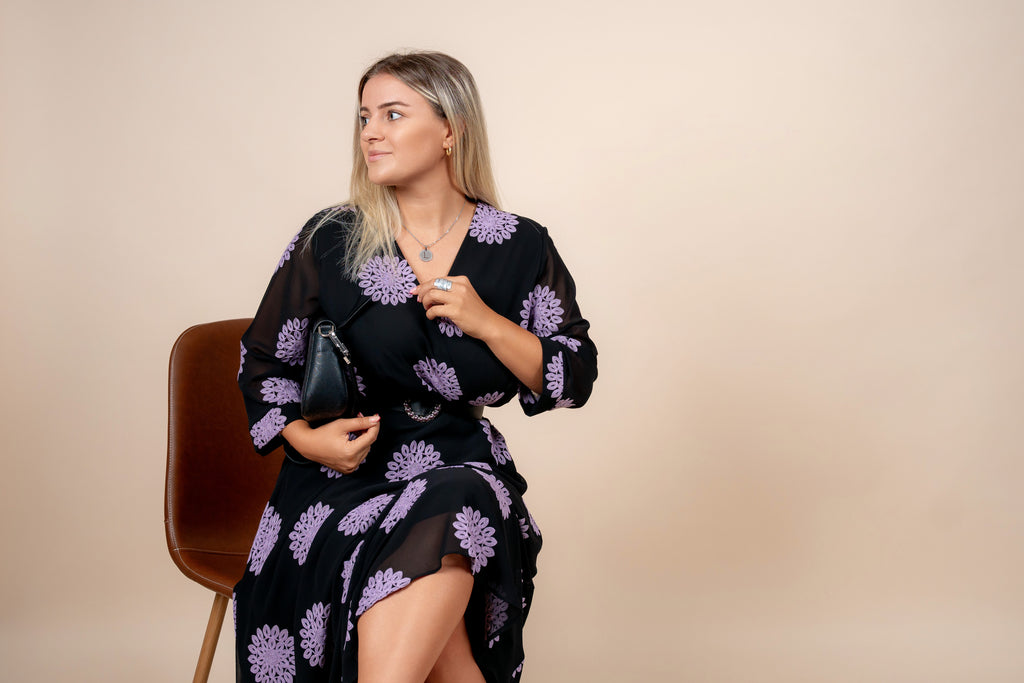 Nerina – elegantna haljina sa lila izvezenim detaljima