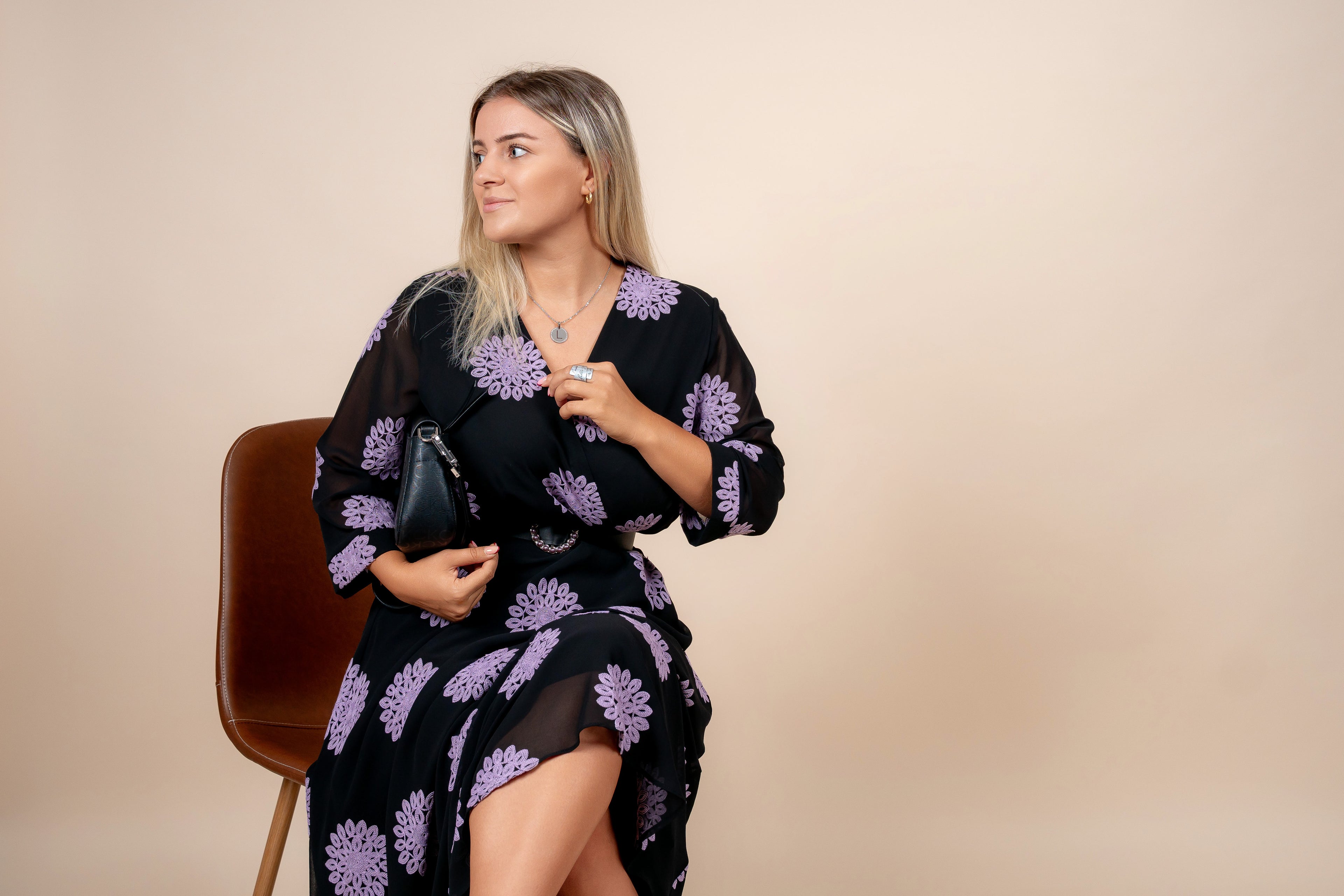 Nerina – elegantna haljina sa lila izvezenim detaljima